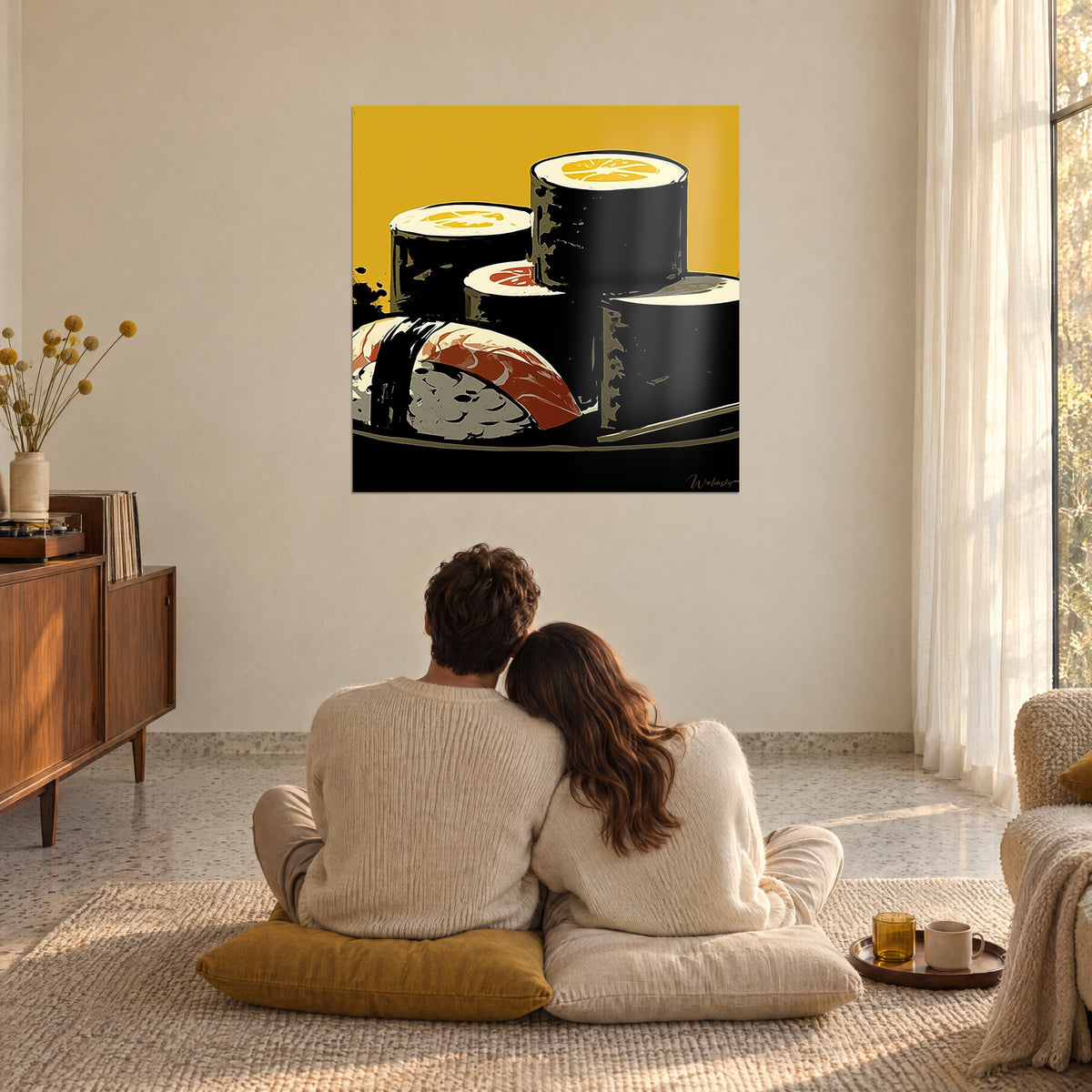 Quadro sushi stilizzato in superfici nere, riso avorio e salmone rosso su giallo senape, coppia di spalle abbracciata su cuscini sul pavimento