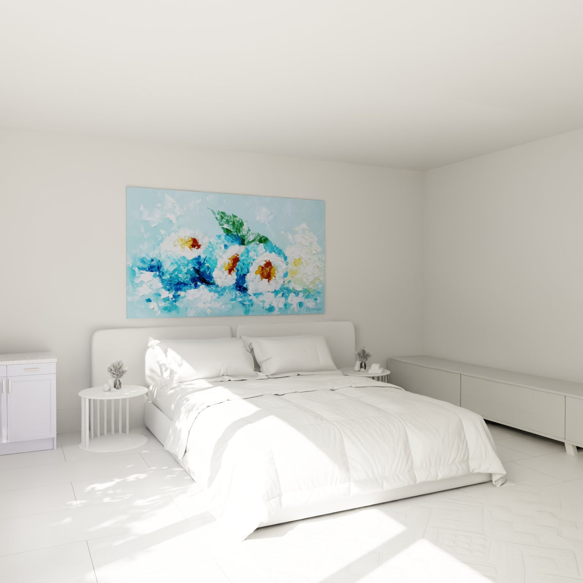 Trois sushis bleu pastel et blanc crème, cœur terracotta, accrochés au-dessus d'un lit dans une chambre claire
