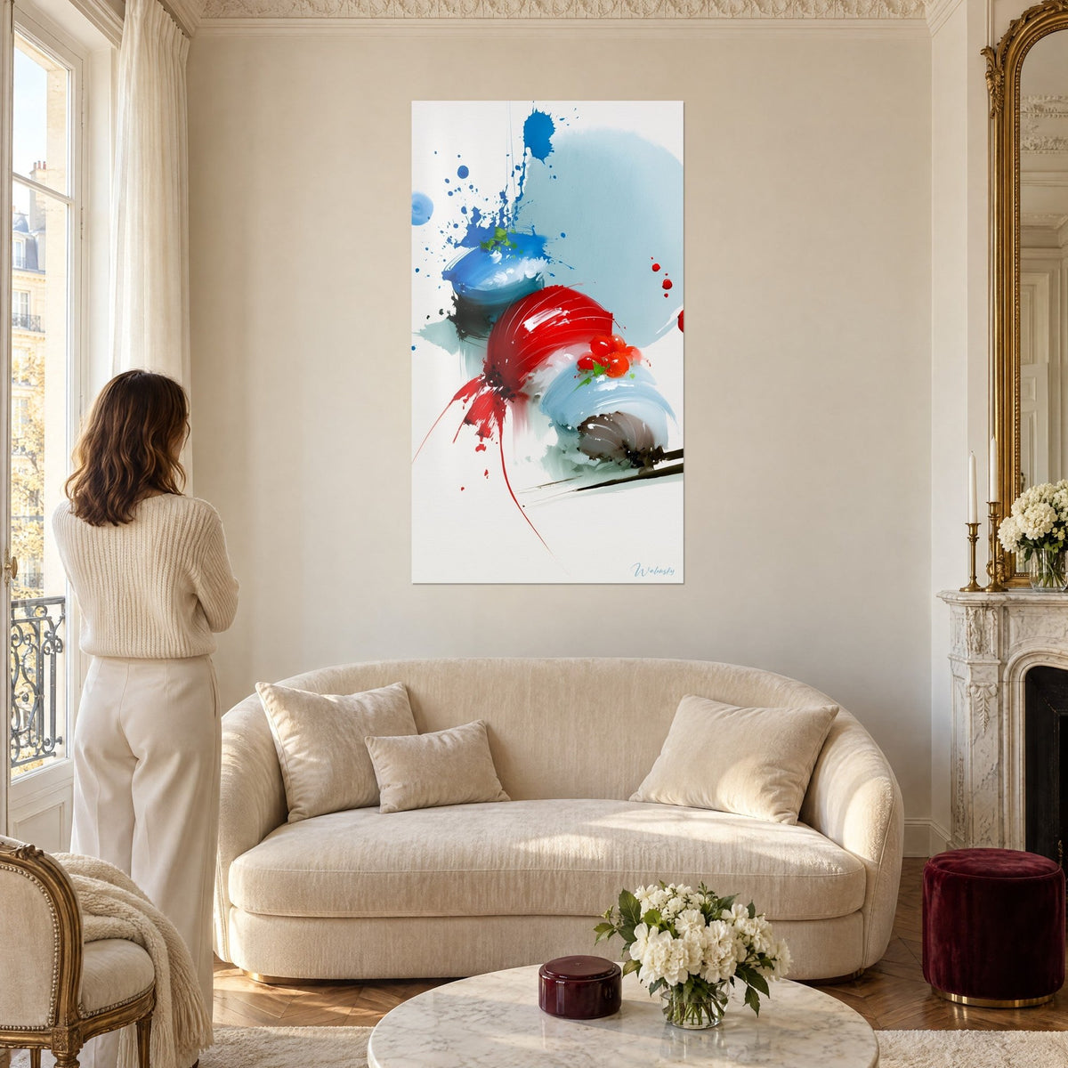 Gemälde Nigiri in leuchtendem Karmin mit Fischrogen, kobaltblauer Spritzer, Frau von hinten, über einem Sofa in einem hellen Wohnzimmer