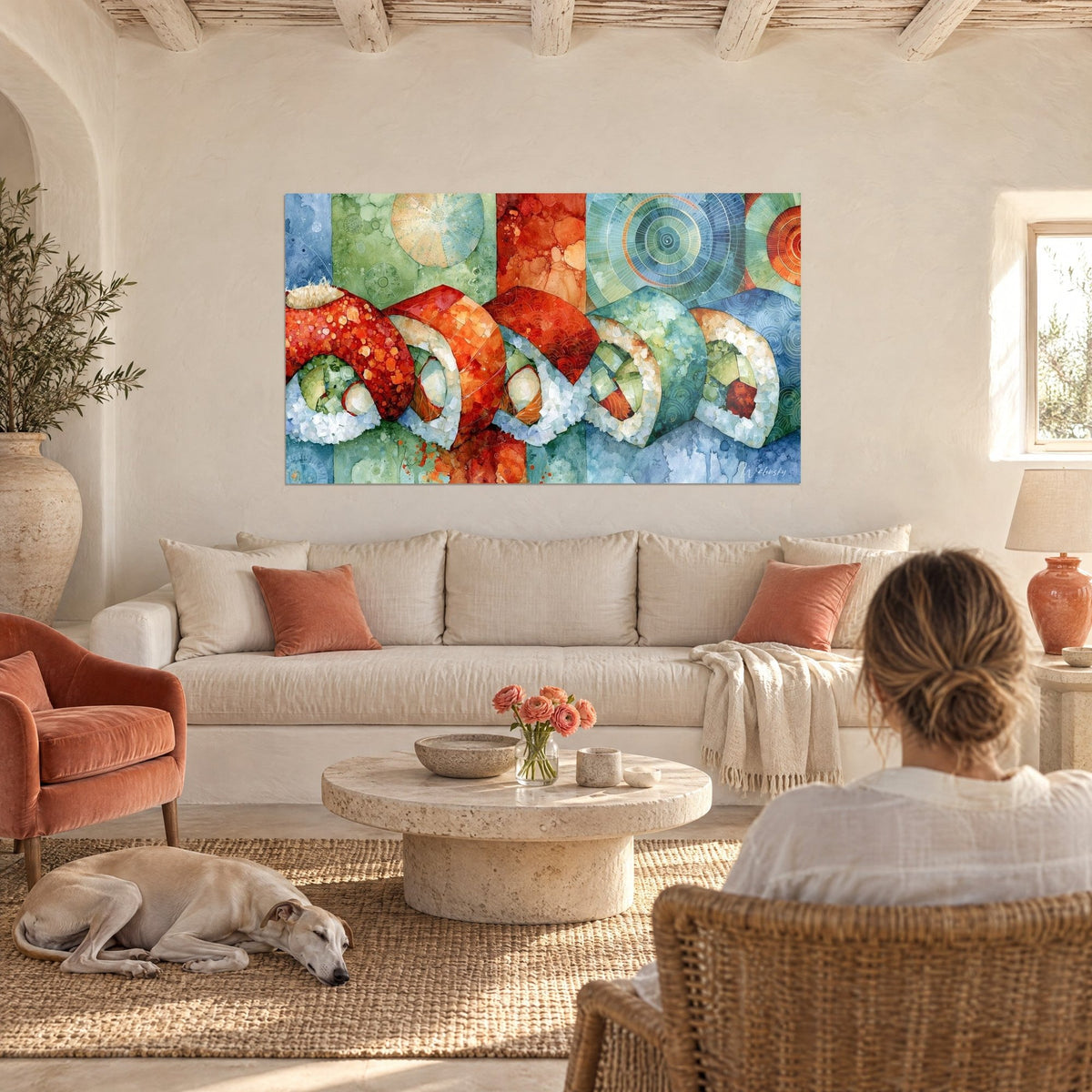Tableau sushis rouge corail alignés sur fond vert sauge, femme de dos et lévrier couché, au-dessus d'un canapé dans un salon lumineux