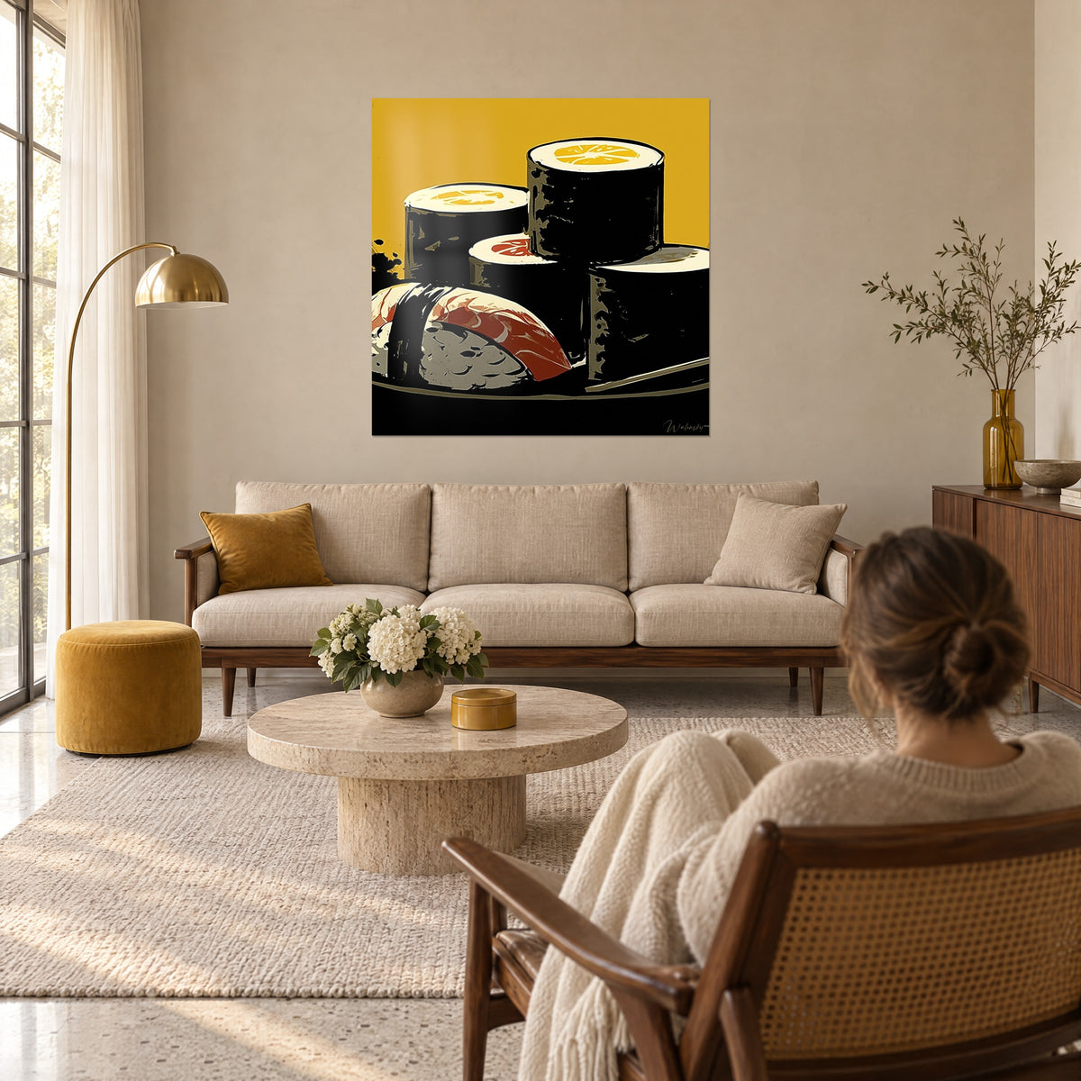 Quadro maki di nori nero impilati su fondo giallo senape, nigiri di salmone arancio, donna di spalle sopra un divano in un soggiorno luminoso