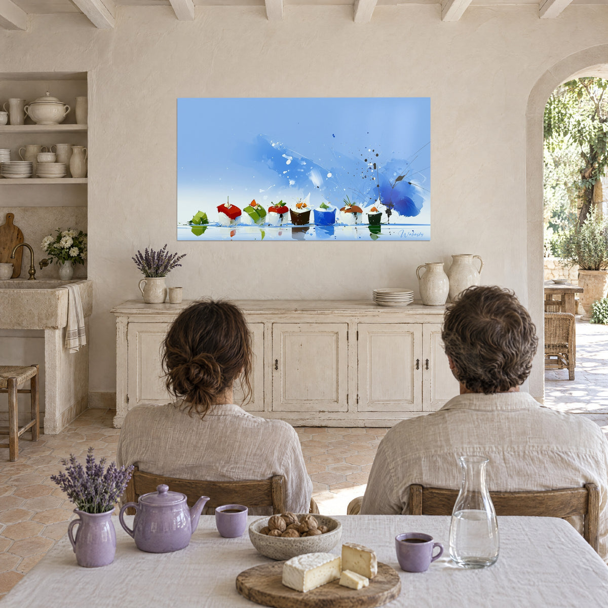 Tableau rangée de sushis peints, sommets orange et vert sur riz ivoire, grande tache bleu cobalt à droite, mas, deux personnes à table