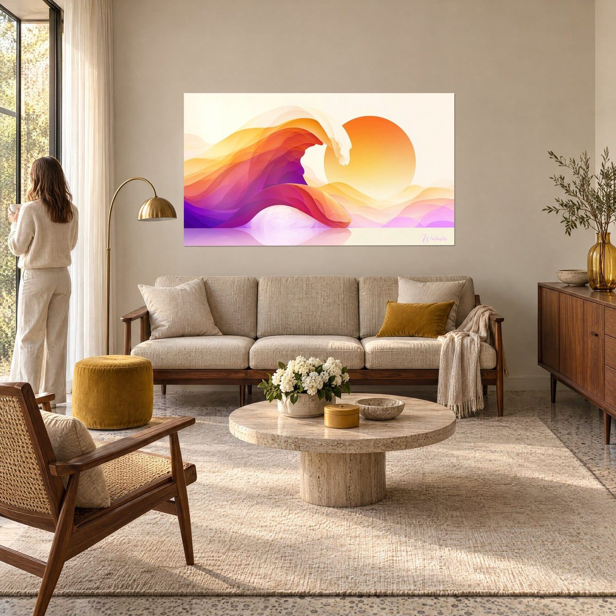 Cuadro con una ola rompiente en planos violetas y naranjas bajo un gran sol dorado, espuma marfil en la cresta, sobre un sofá en un salón luminoso
