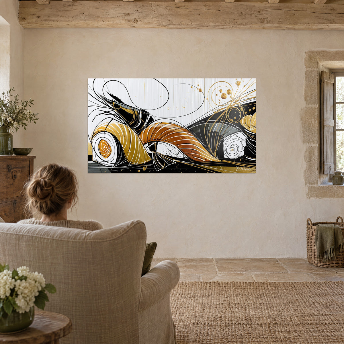 Tableau crevette et sushis aux arabesques d'or sur noir et blanc, femme de dos assise dans un fauteuil en lin, murs de chaux