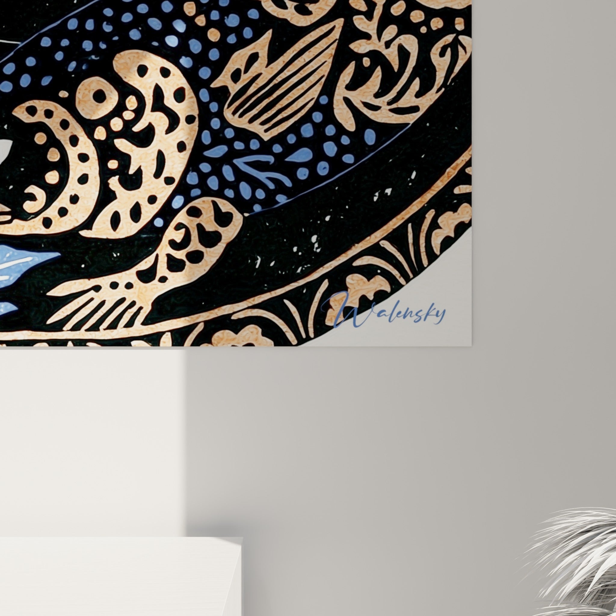 Empâtements graphiques du saumon orangé et motifs bleus finement gravés sur ce tableau sushi accroché