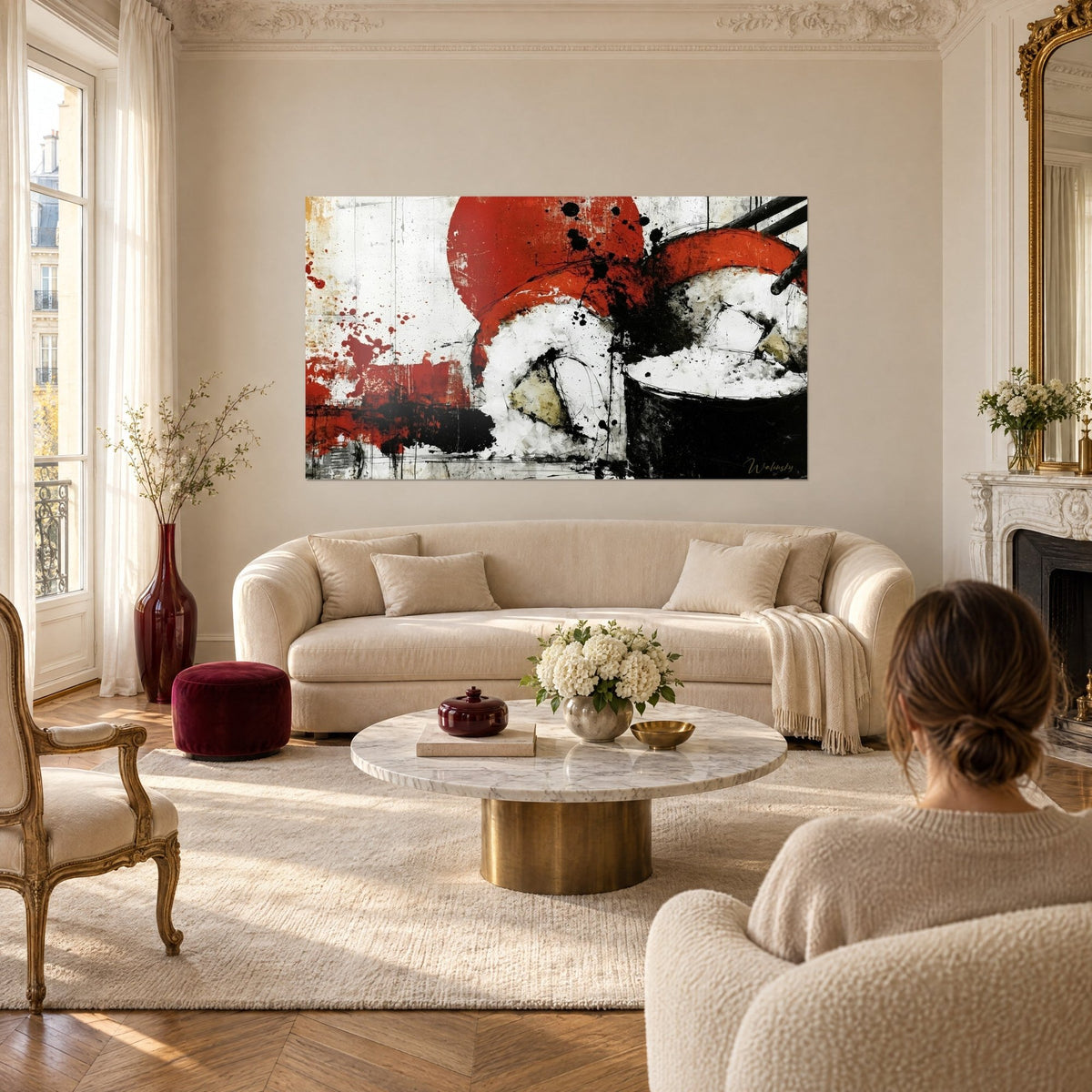 Schilderij reusachtige maki bespat met vermiljoenrood en zwart, scharlakenrode zonneschijf, boven een bank in een lichte woonkamer