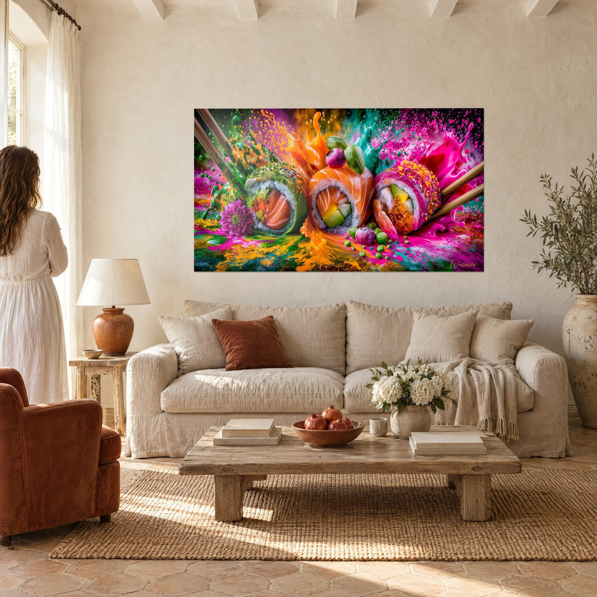 Gemälde Trio aus Lachs-Makis, umgeben von orangefarbenen und fuchsiafarbenen Spritzern, über einem Sofa in einem hellen Wohnzimmer
