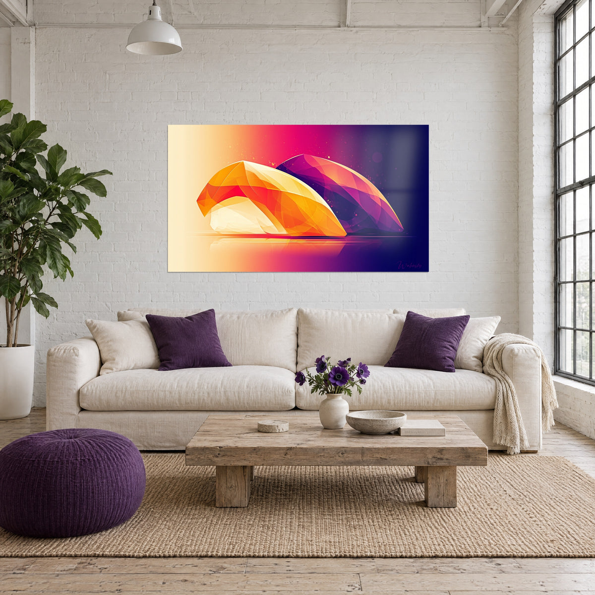 Schilderij nigiri met kristalachtige facetten in oranje en violet, weerspiegeling op een gelakte vloer, boven een bank in een lichte woonkamer