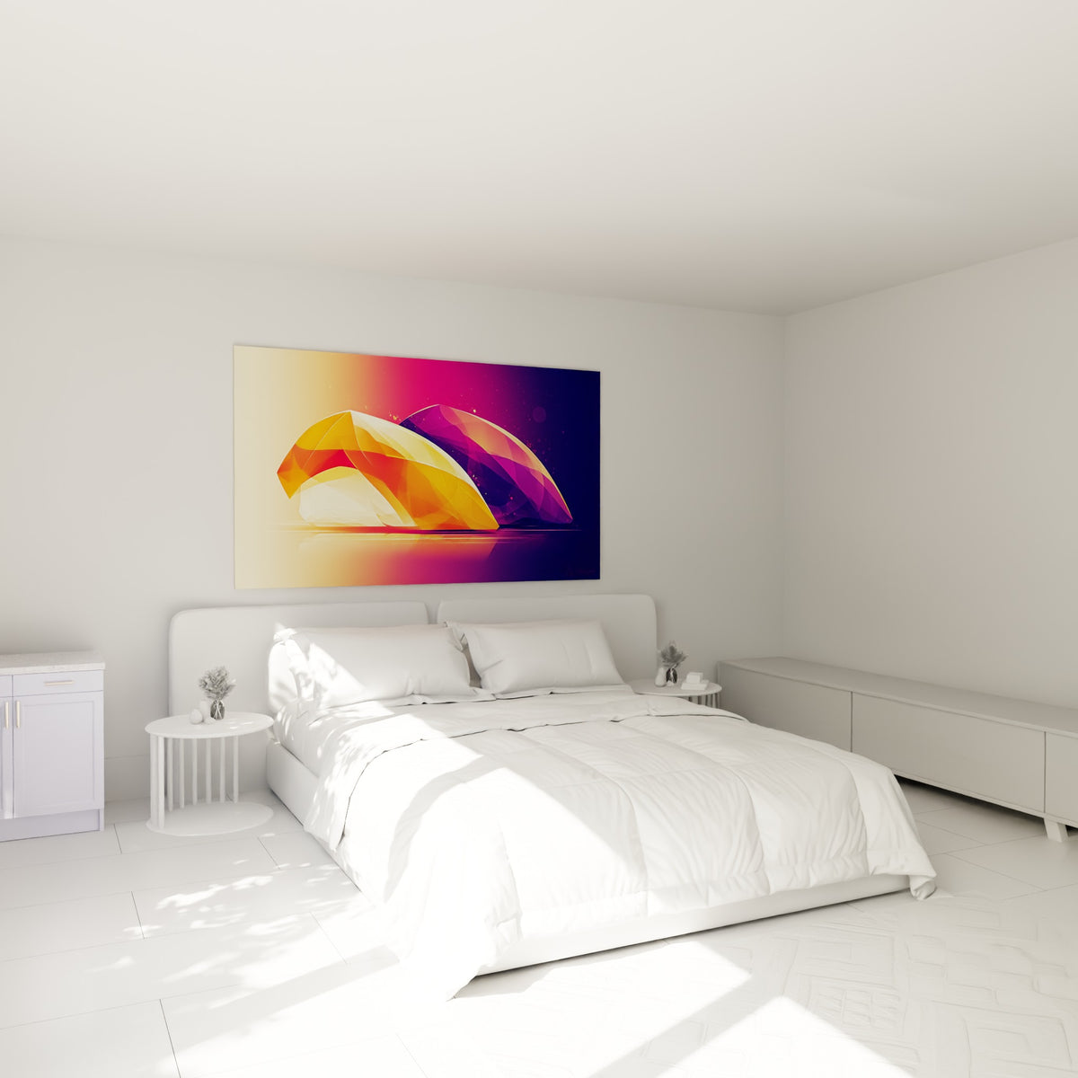 Formes de sushi facettées en orange et violet accrochées au-dessus d'un lit dans une chambre claire.