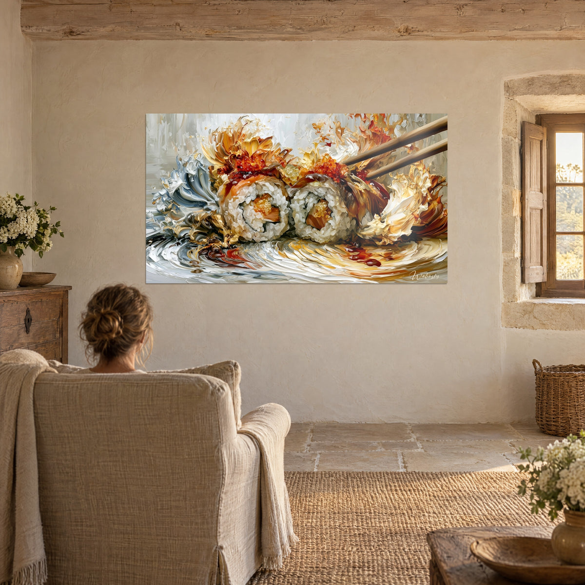 Tableau sushi gourmand aux éclaboussures crème et safran, face à un fauteuil en lin près d'une fenêtre en pierre