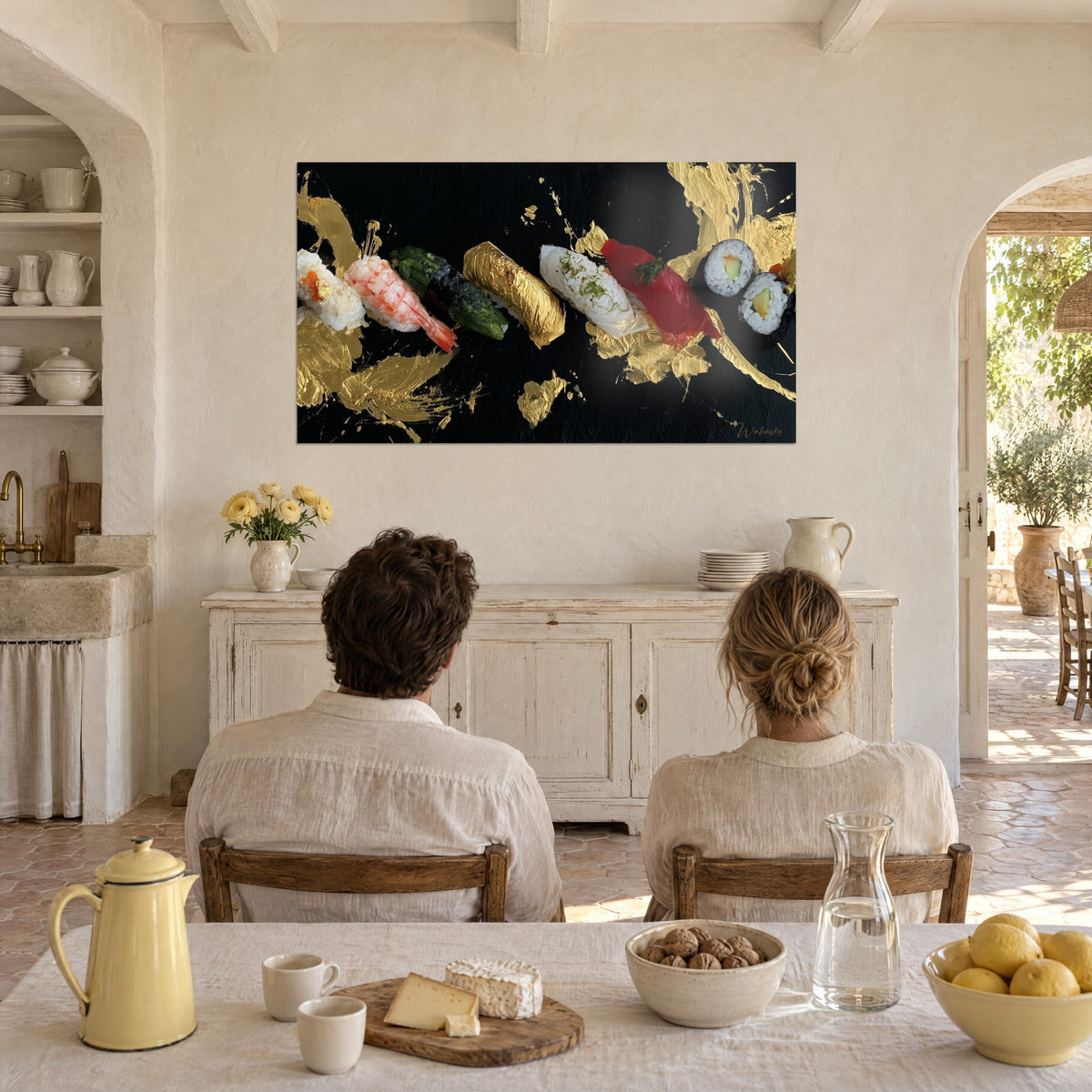 Tableau festin japonais, nigiri doré à la feuille d'or et crevette orangée sur noir profond, mas provençal, couple de dos assis