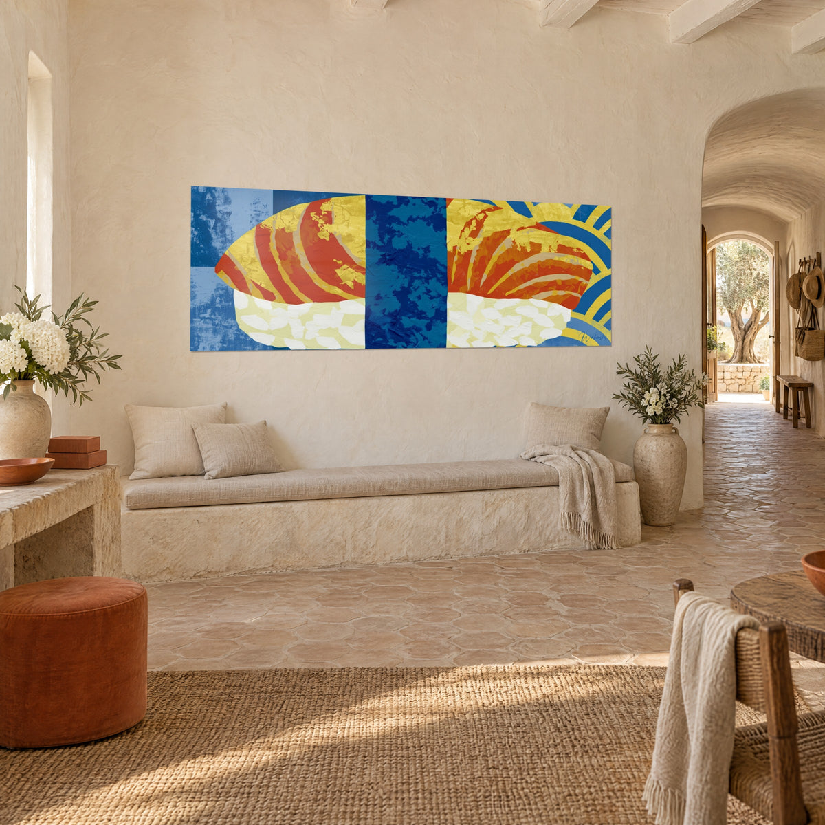 Quadro sushi panoramico: due fette di salmone arancio e oro, onde gialle su blu reale, panca in pietra chiara