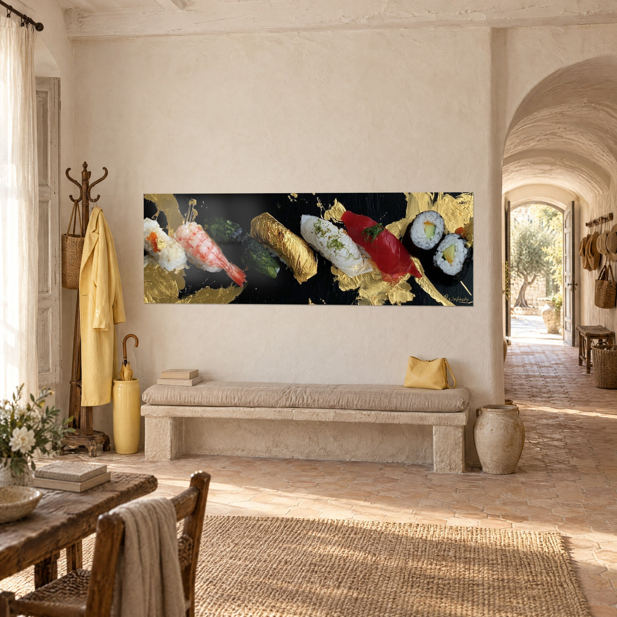 Tableau rangée de sushis en diagonale, crevette rose, feuille d'or et riz blanc sur noir, dans un mas provençal, vue de trois-quarts