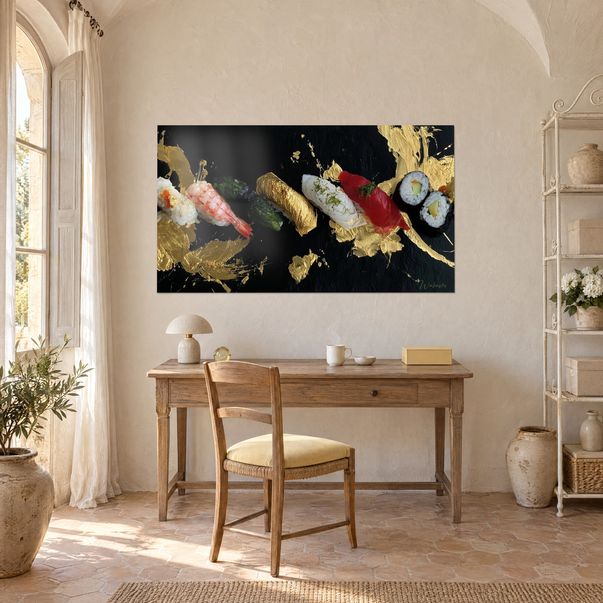 Tableau maki au riz blanc et avocat vert, nigiri rouge et dorures sur fond noir, mur crème d'un bureau en bois clair