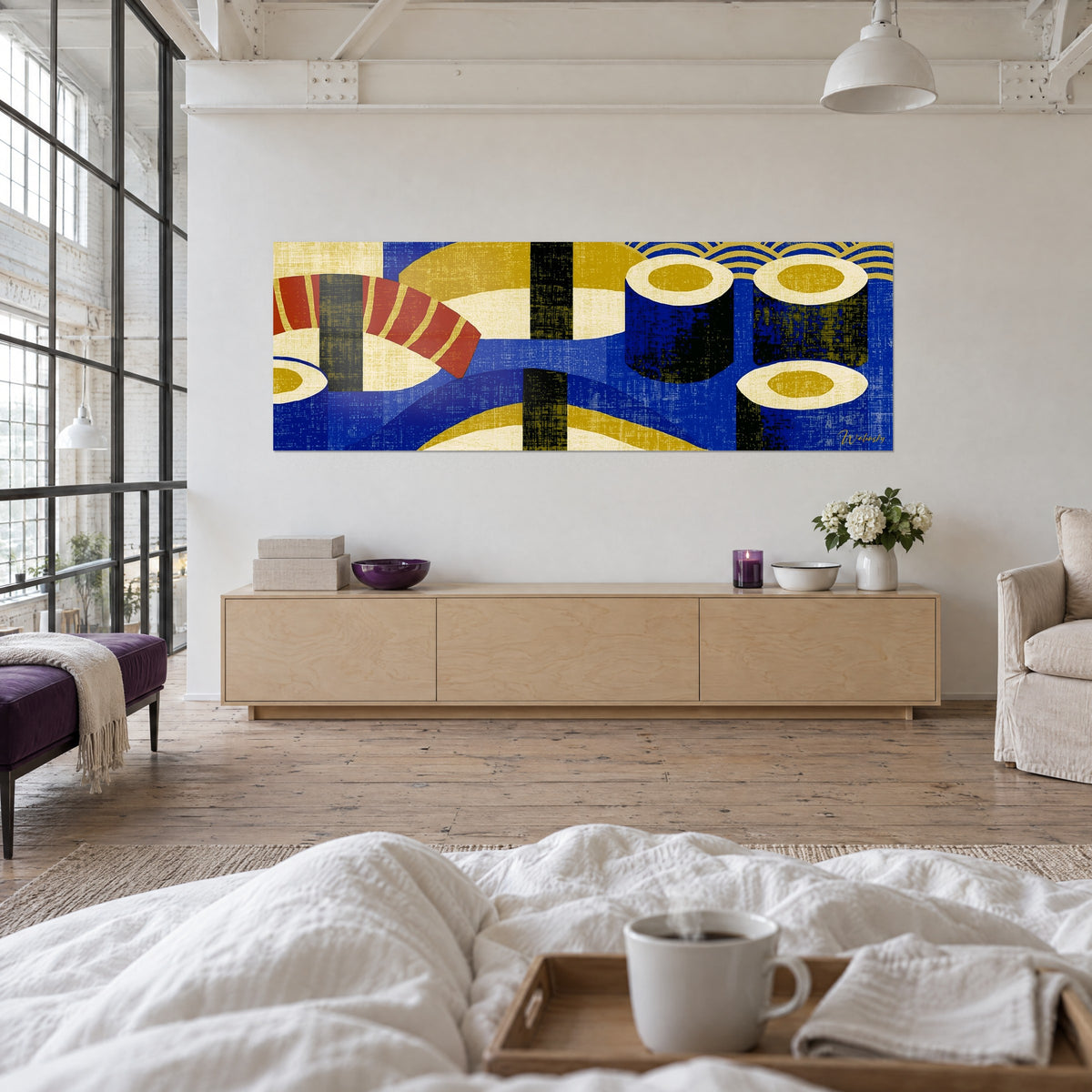 Quadro maki di alga nori nera e riso avorio bordato d'oro su blu oltremare, di fronte a persone di spalle, sopra un letto in una camera luminosa