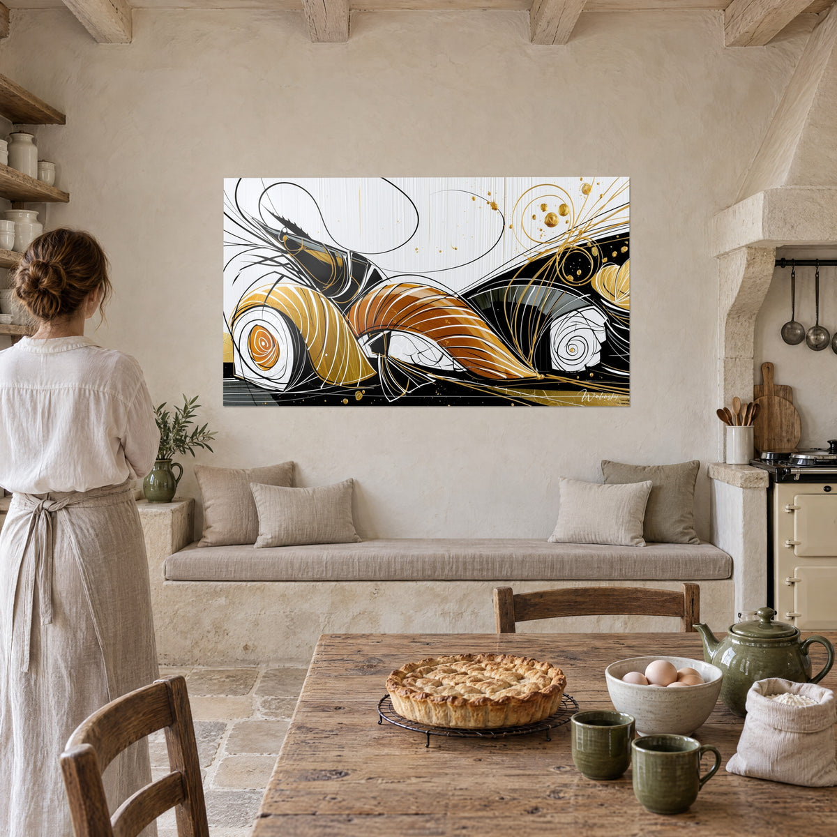 Tableau maki enroulés en or et blanc, éclaboussures dorées sur fond noir, femme de dos près d'une table de cuisine rustique