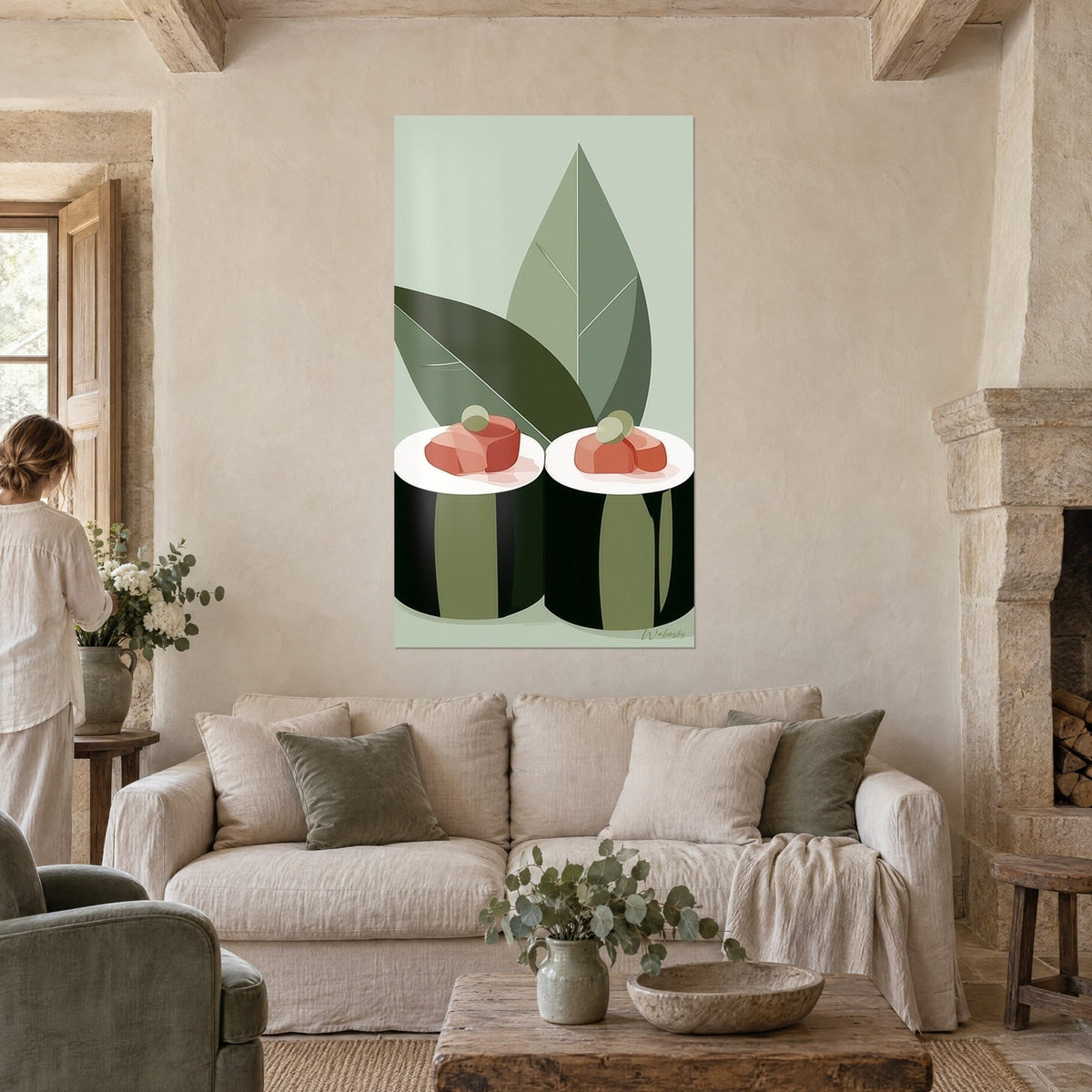Gemälde Maki mit rosa Thunfisch, gekrönt von einer Gurkenscheibe, große salbeigrüne Blätter, über einem Sofa in einem hellen Wohnzimmer