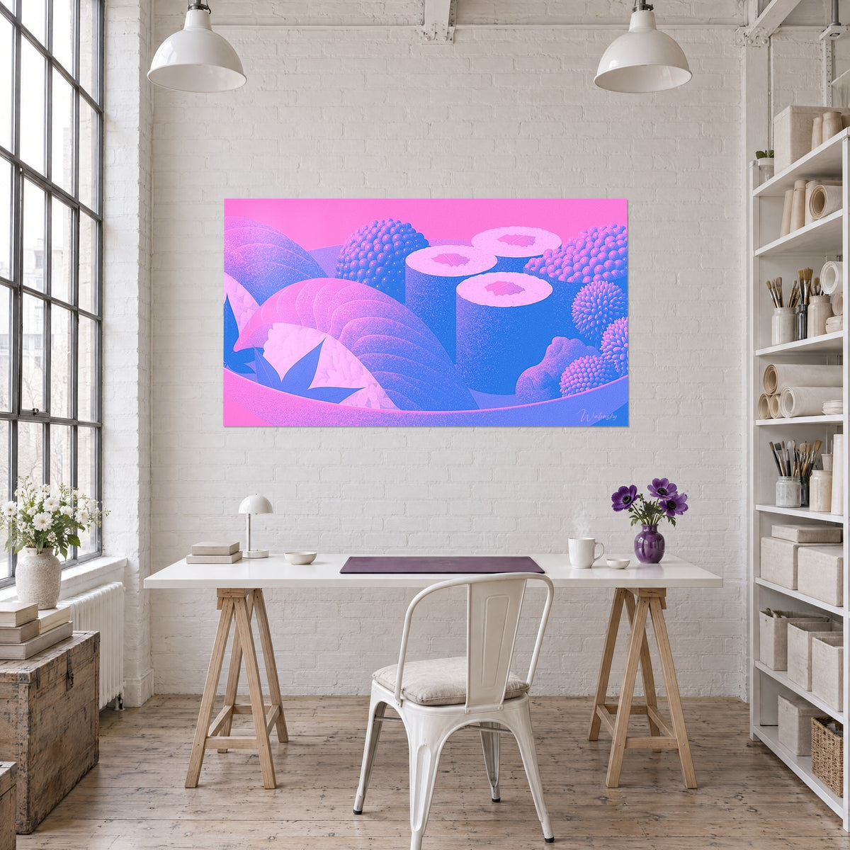 Tableau plateau de makis aux billes d'œufs de poisson, rose et indigo, au-dessus d'un bureau blanc et d'une bibliothèque