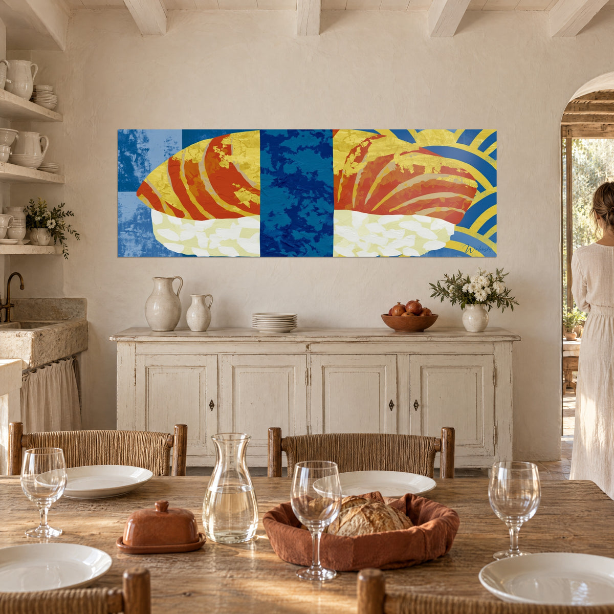 Quadro fetta di salmone crudo con venature arancio e oro, riso avorio, motivi giapponesi blu, sala da pranzo provenzale, persona di spalle