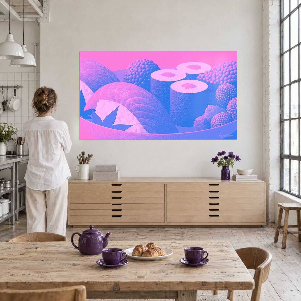 Tableau sushis nigiri en dégradé rose bubble-gum et bleu cobalt, regardé par une femme de dos dans un loft d'artiste