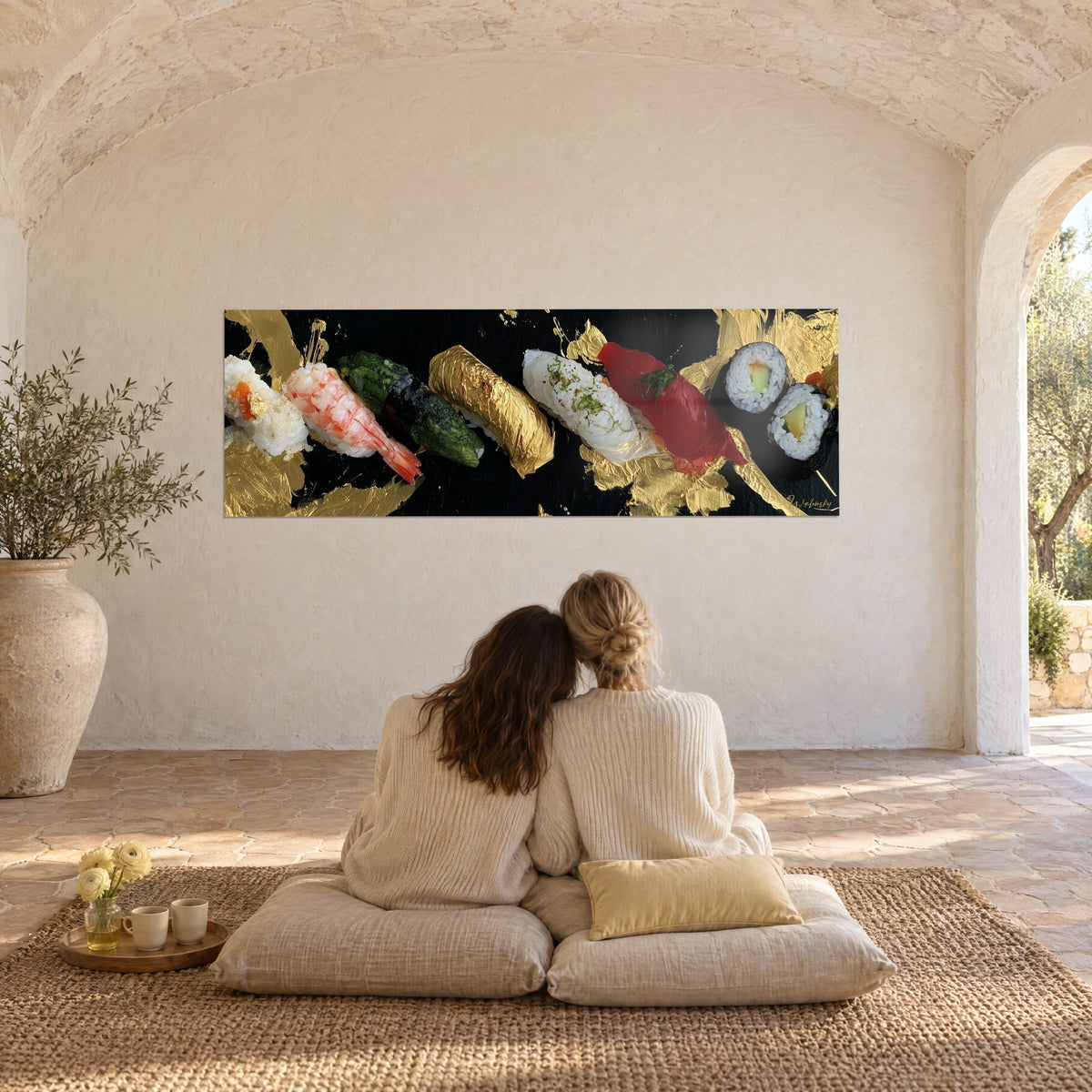 Tableau panorama de nigiris et makis, rouge thon, vert nori et éclats d'or sur noir, deux femmes de dos assises sur des coussins