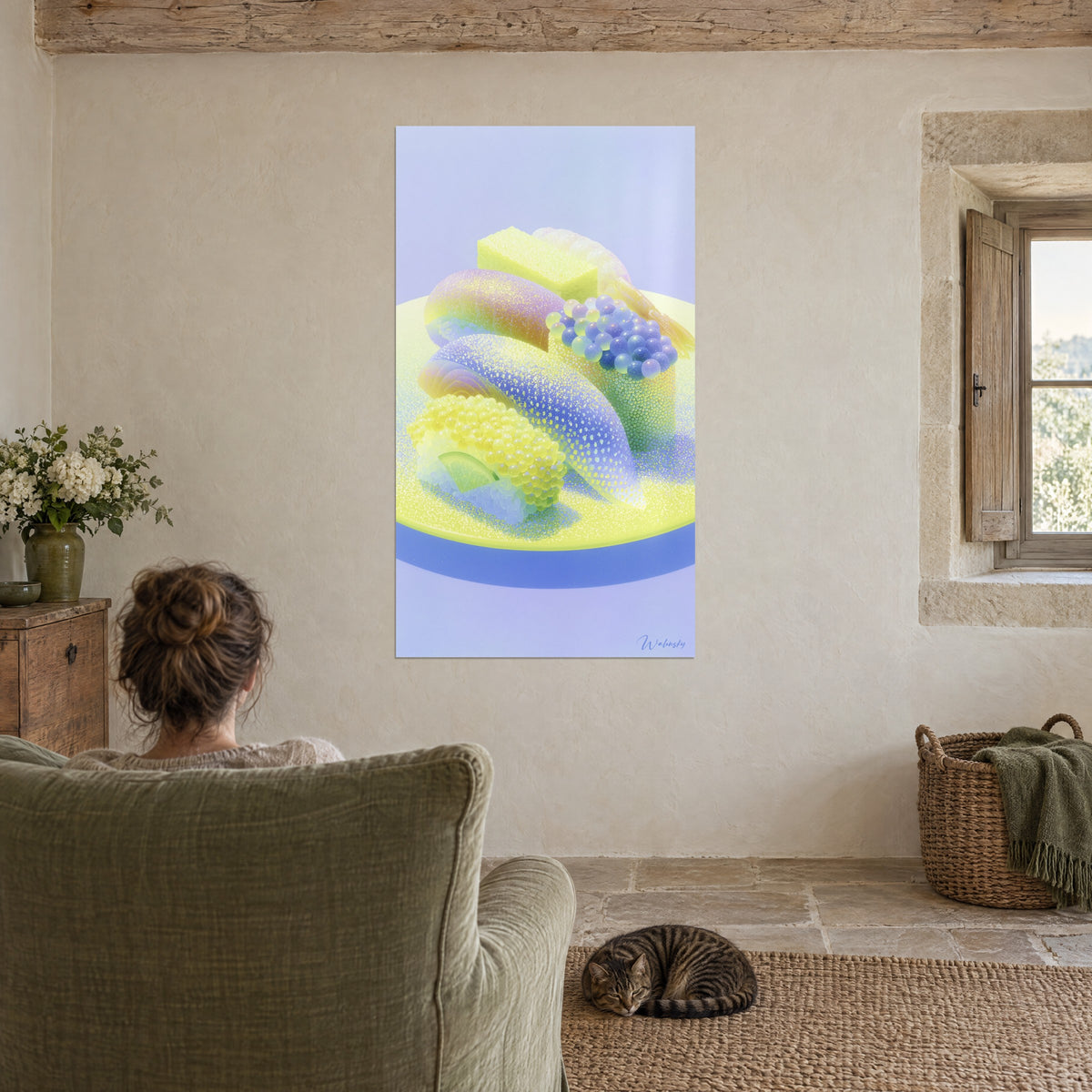 Cuadro sushi de salmón iridiscente en azul y amarillo, huevas translúcidas, mujer de espaldas en un sillón verde, gato atigrado dormido