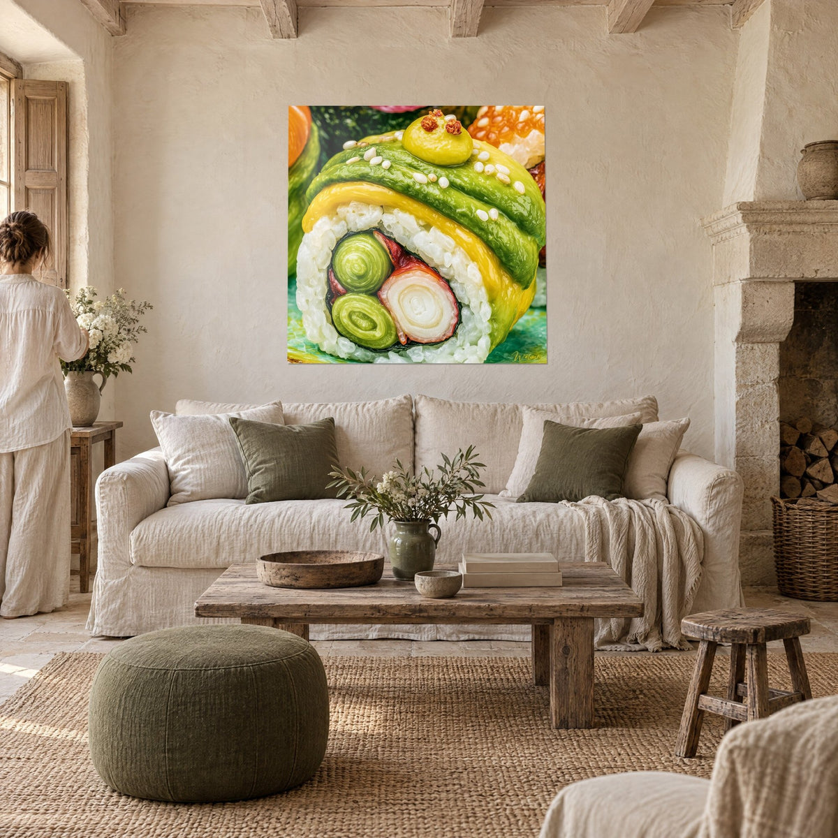 Tableau maki géant au riz nacré, enrobé de vert pistache et de jaune miel, deux personnes de dos, au-dessus d'un canapé dans un salon lumineux