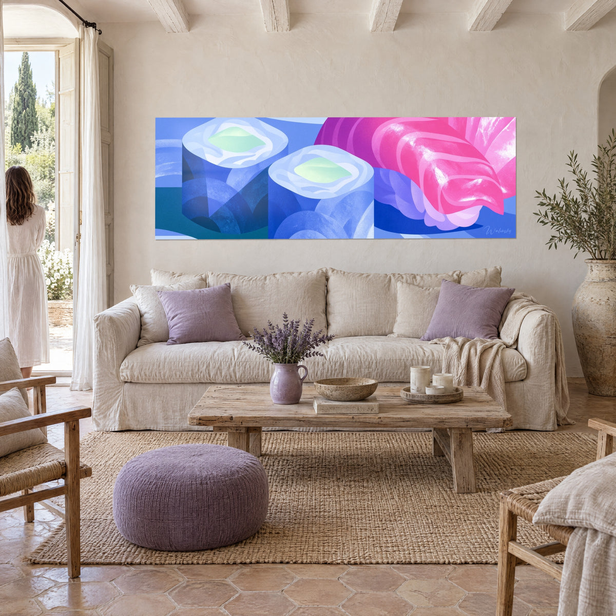 Cuadro con maki escarchados azul cobalto, corazón de aguacate verde suave y nigiri rosa vivo, mujer de espaldas, sobre un sofá en un salón luminoso