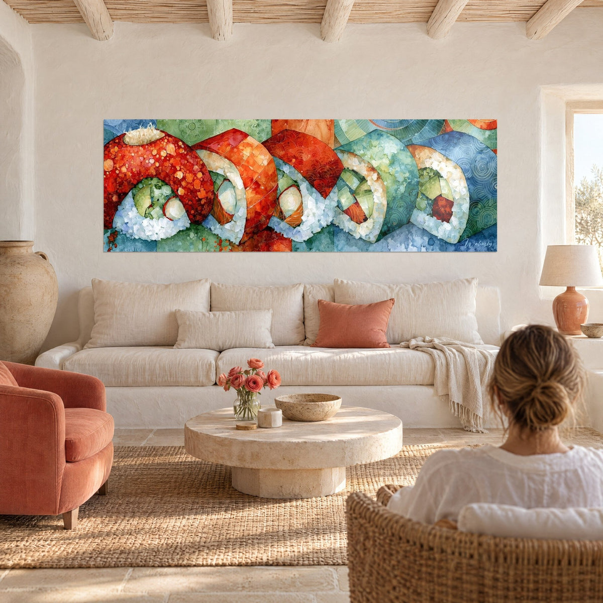 Cuadro de rollos de sushi rojo coral y azul pato, espirales en relieve, mujer de espaldas, encima de un sofá en un salón luminoso