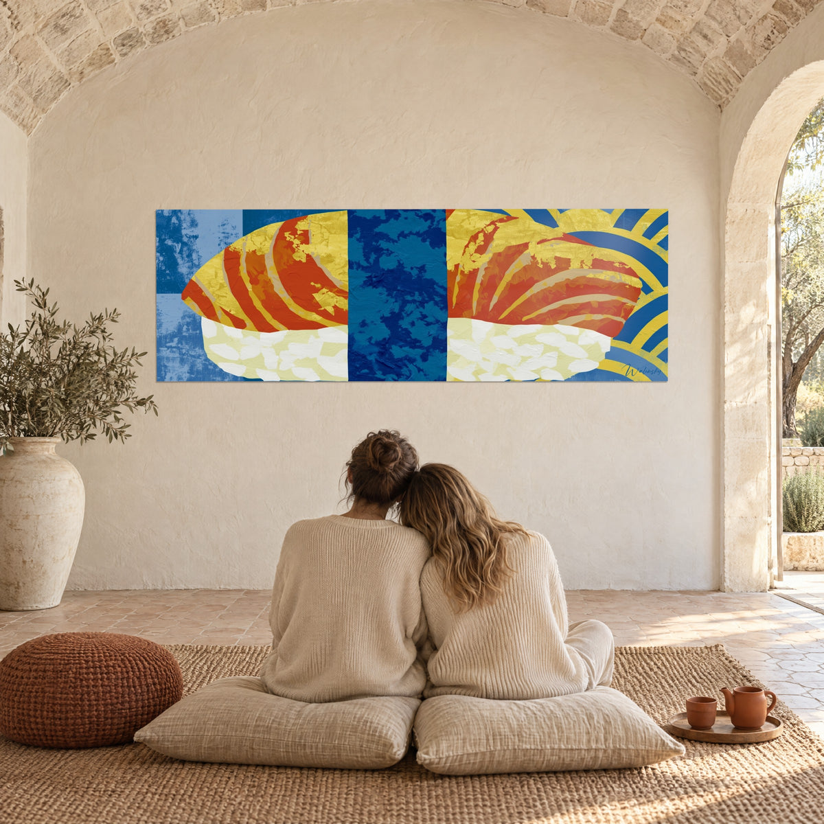 Quadro nigiri gigante, salmone arancio vivo e foglia d'oro, onde blu e gialle, due donne di spalle sedute su cuscini