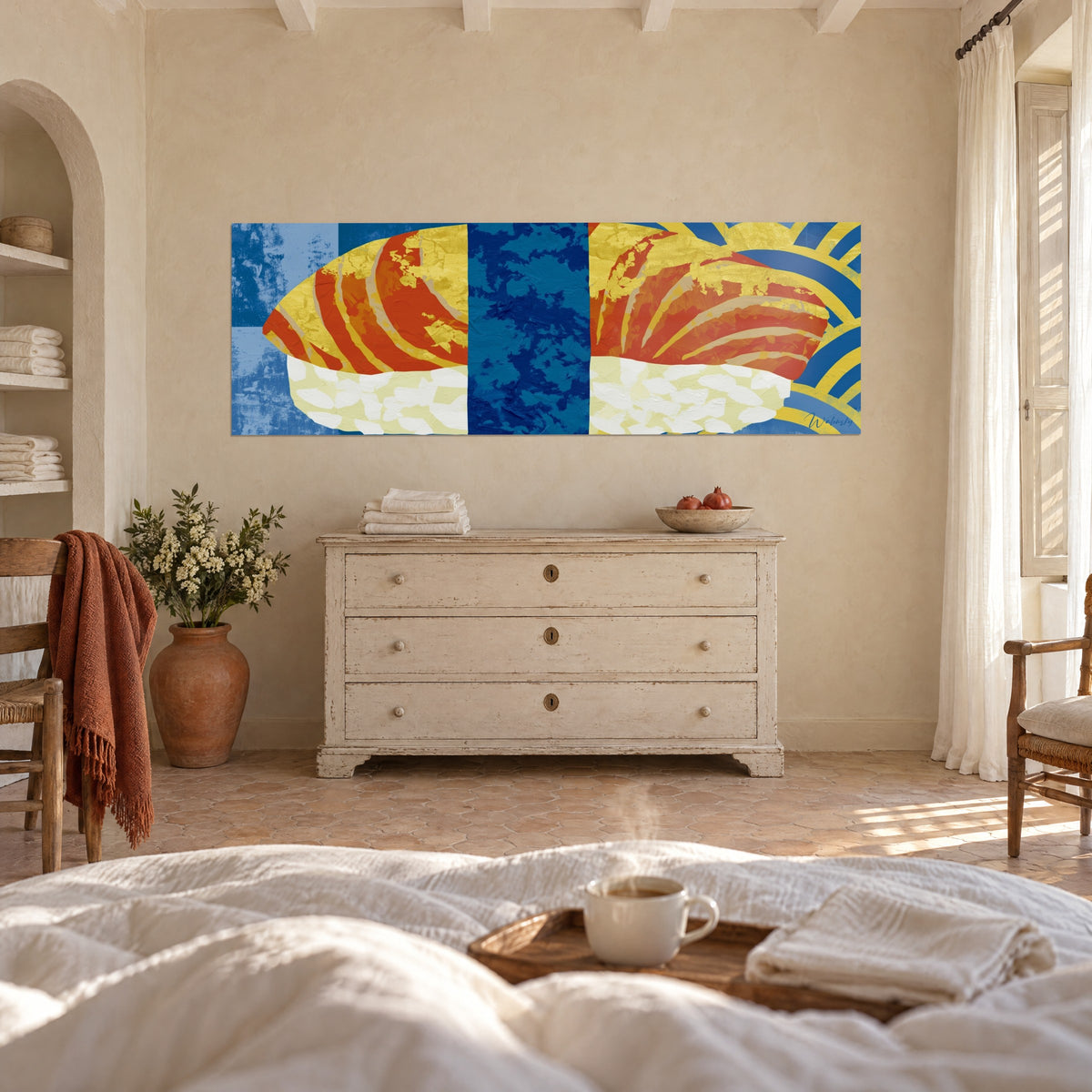 Quadro pesce crudo su riso, striature arancioni e dorature, onde blu notte e gialle, sopra un letto in una camera luminosa