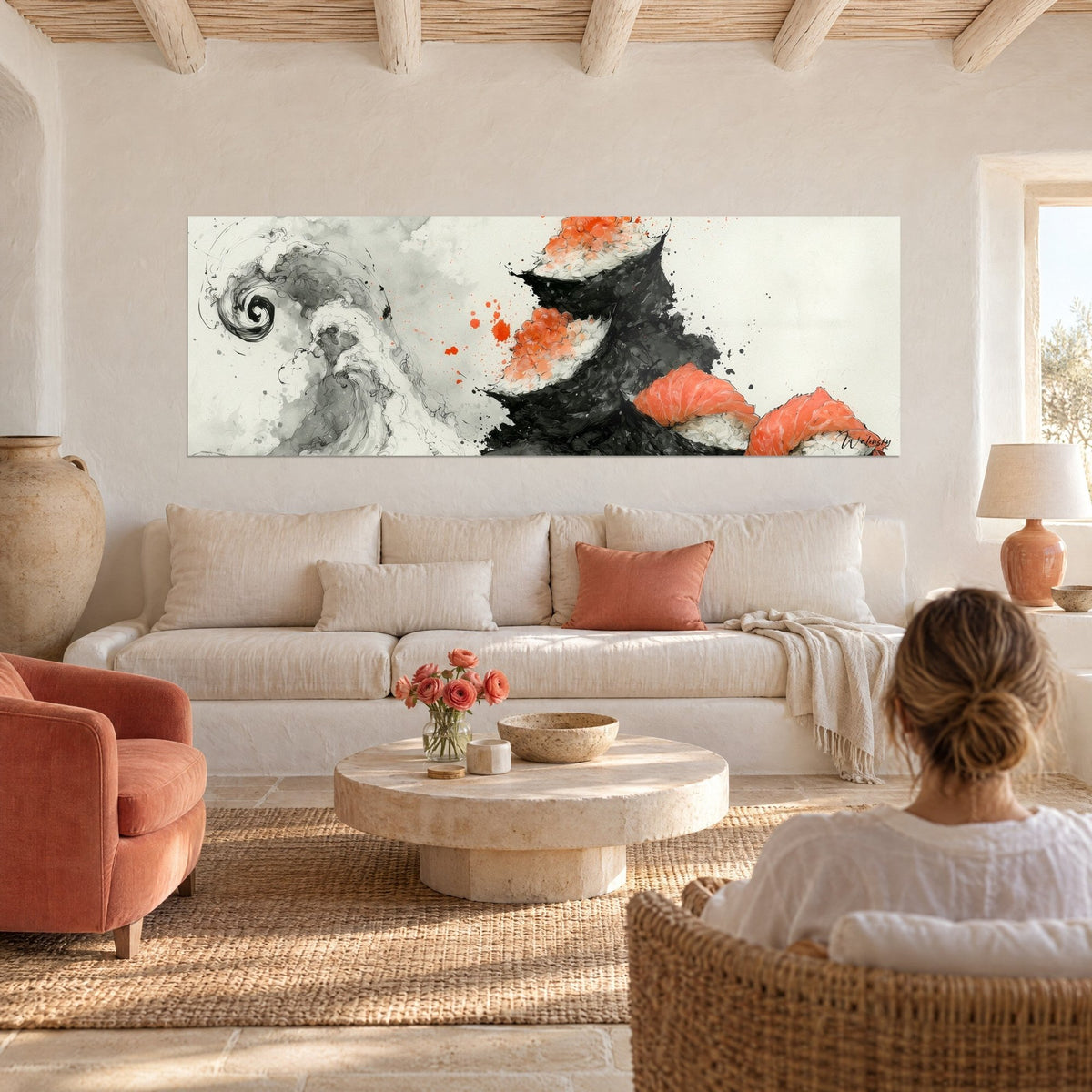 Tableau sushis empilés en encre noire et corail posés près d'une vague grise, au-dessus d'un canapé dans un salon lumineux