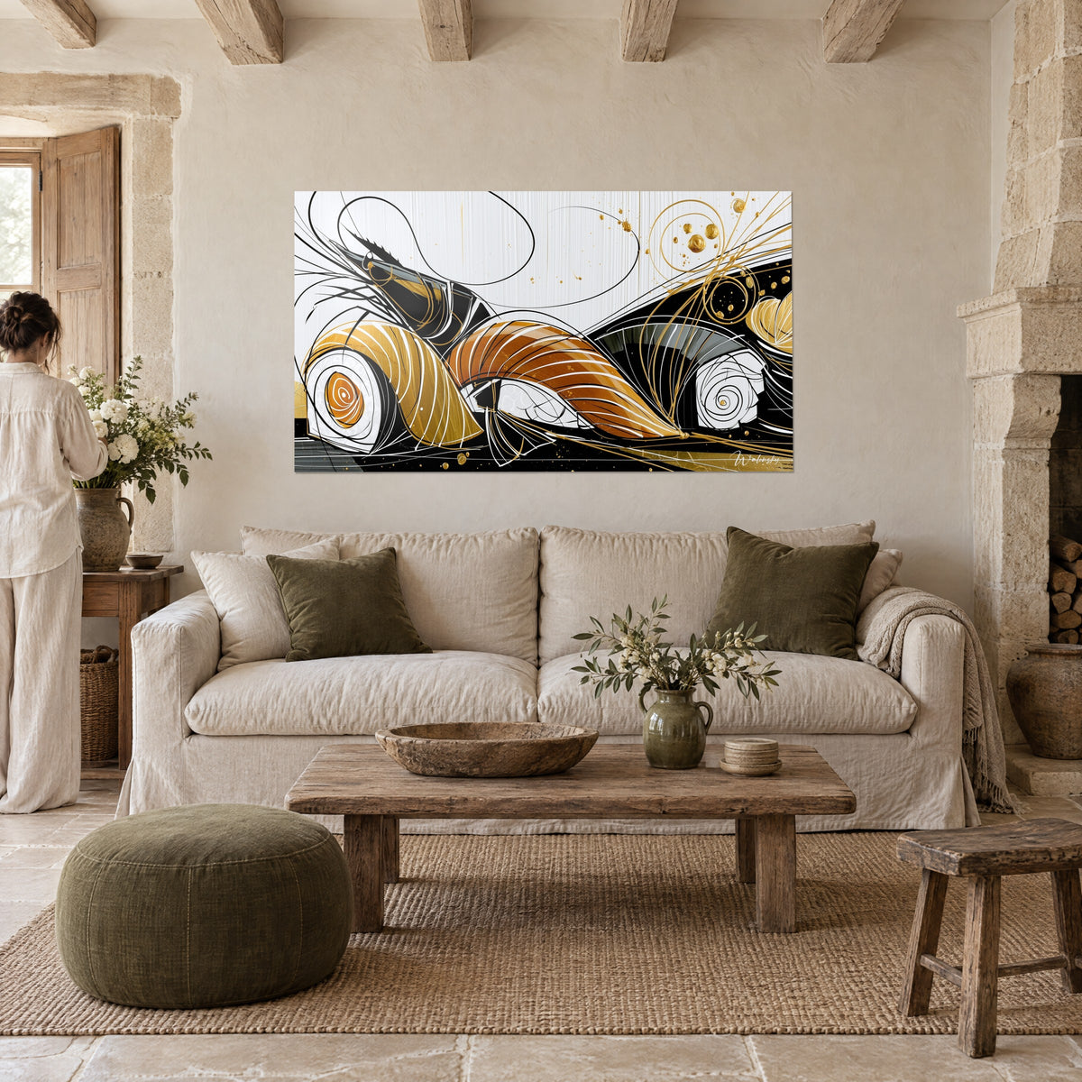 Tableau sushis abstraits noir et doré aux volutes, rouleau orange et saumon cuivré, femme de dos, au-dessus d'un canapé dans un salon lumineux
