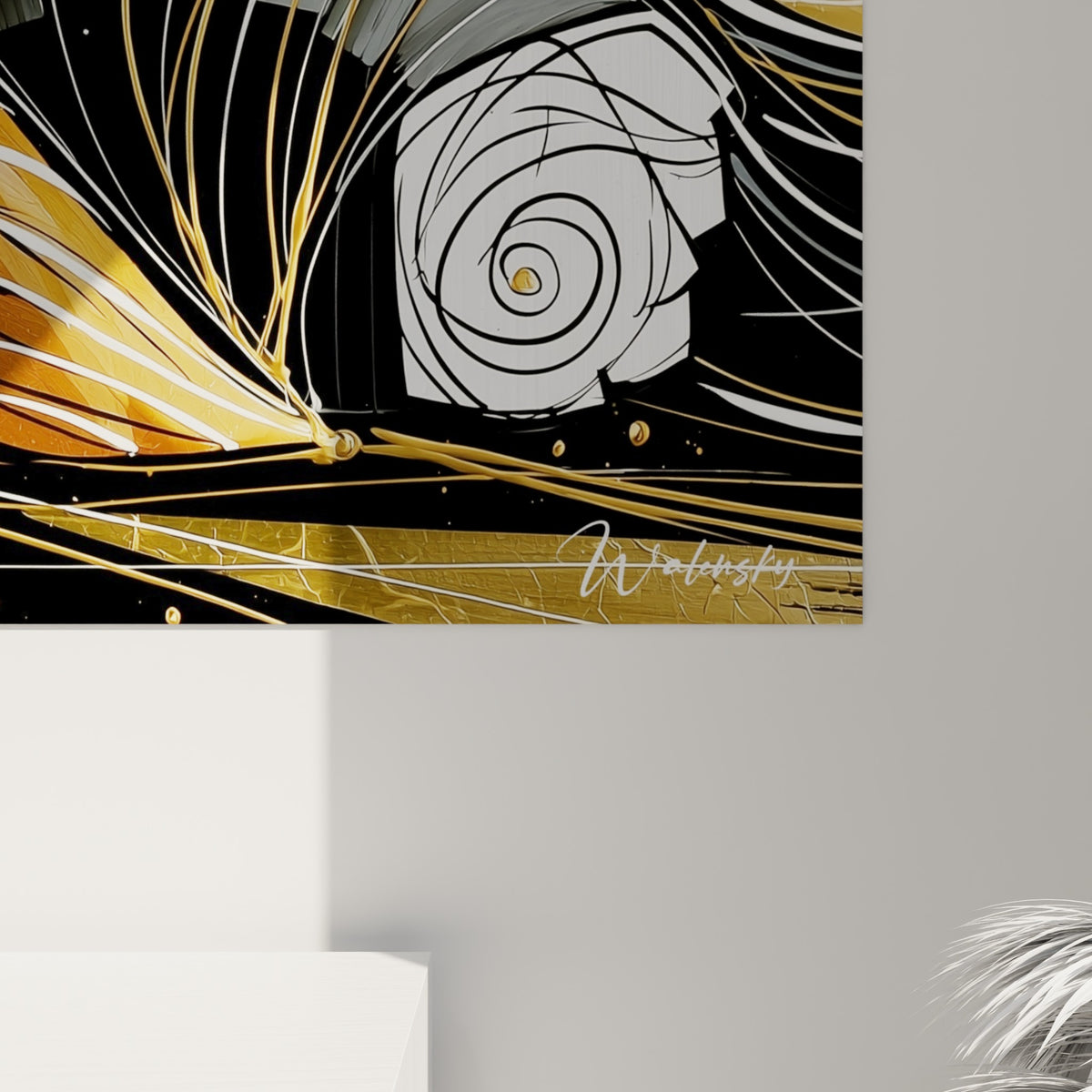 Détail des empâtements dorés et des coulures noires sur la toile, grain métallique et éclats de peinture visibles