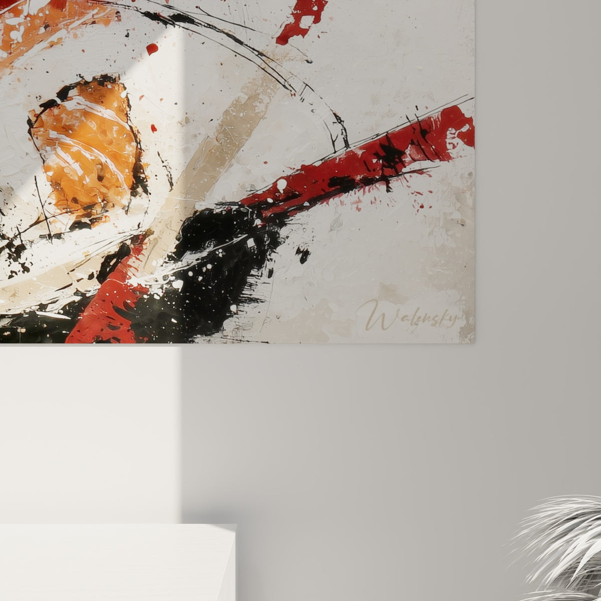 Empâtements noirs et coulures rouge bordeaux visibles de près sur la toile sushi orange