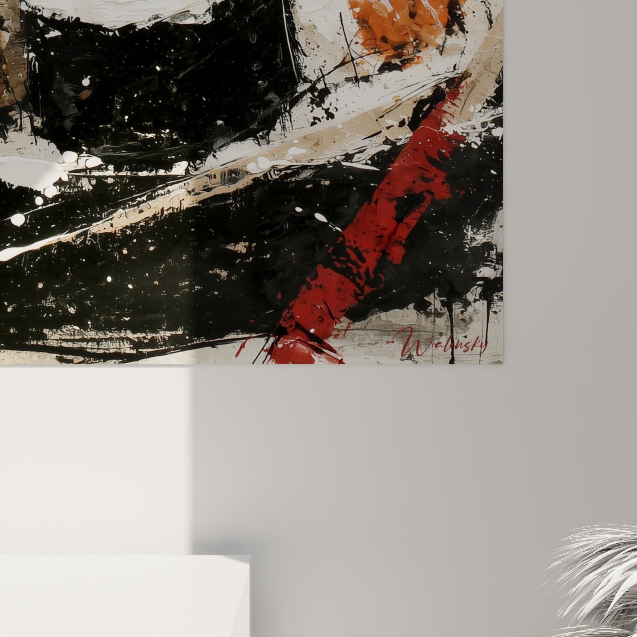 Empâtements de peinture orange et noire visibles de près, coulures blanches sur fond rouge bordeaux texturé