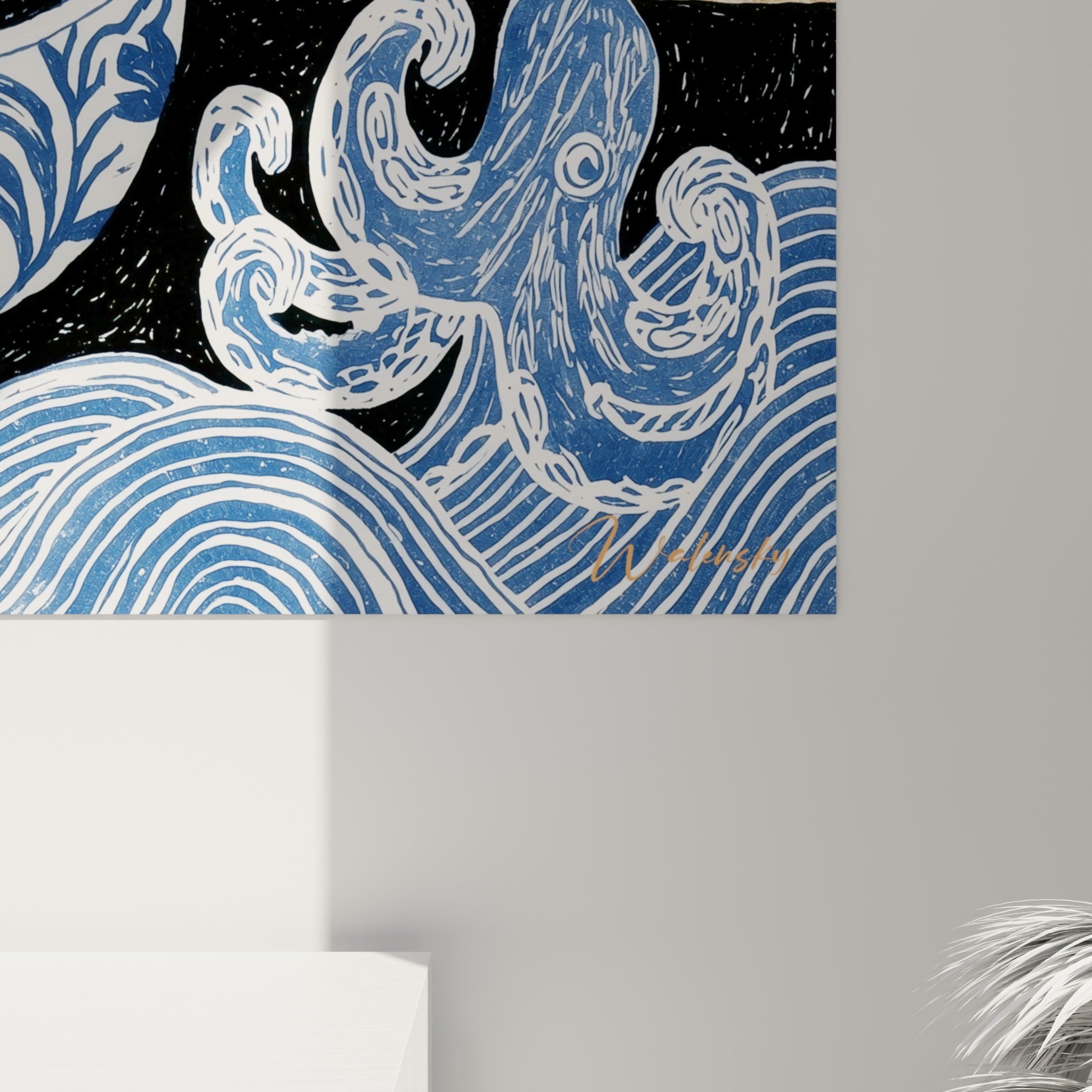Empâtements graphiques du tableau sushi révélant les motifs floraux bleu marine et les touches orangées du saumon