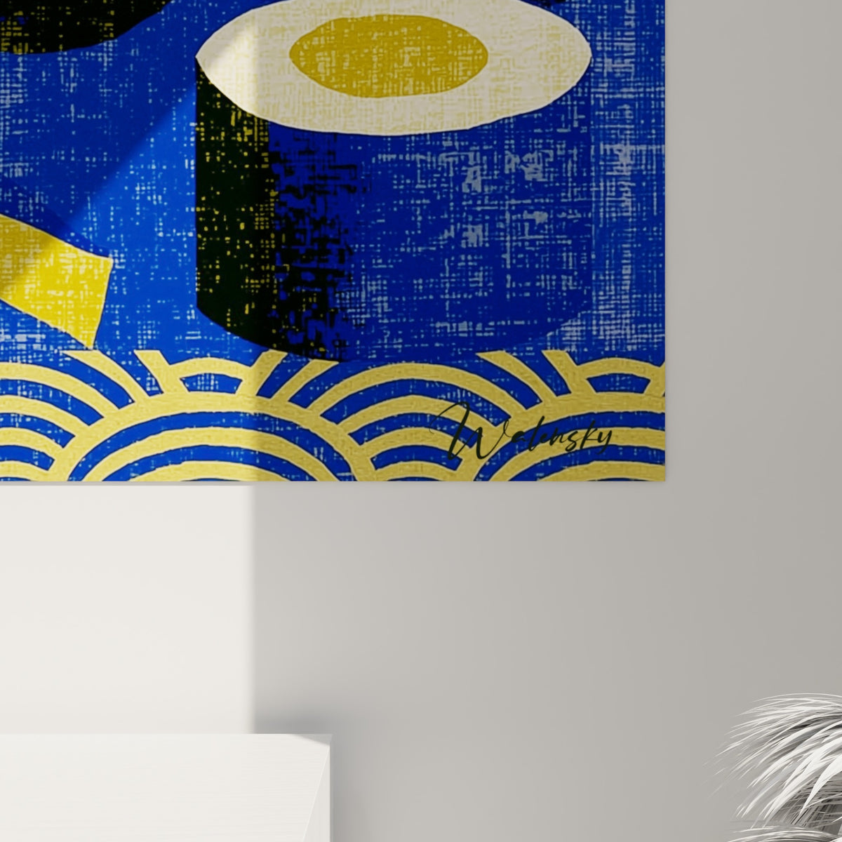 Grain de toile visible sur les vagues dorées et le bleu marine du sushi accroché en gros plan