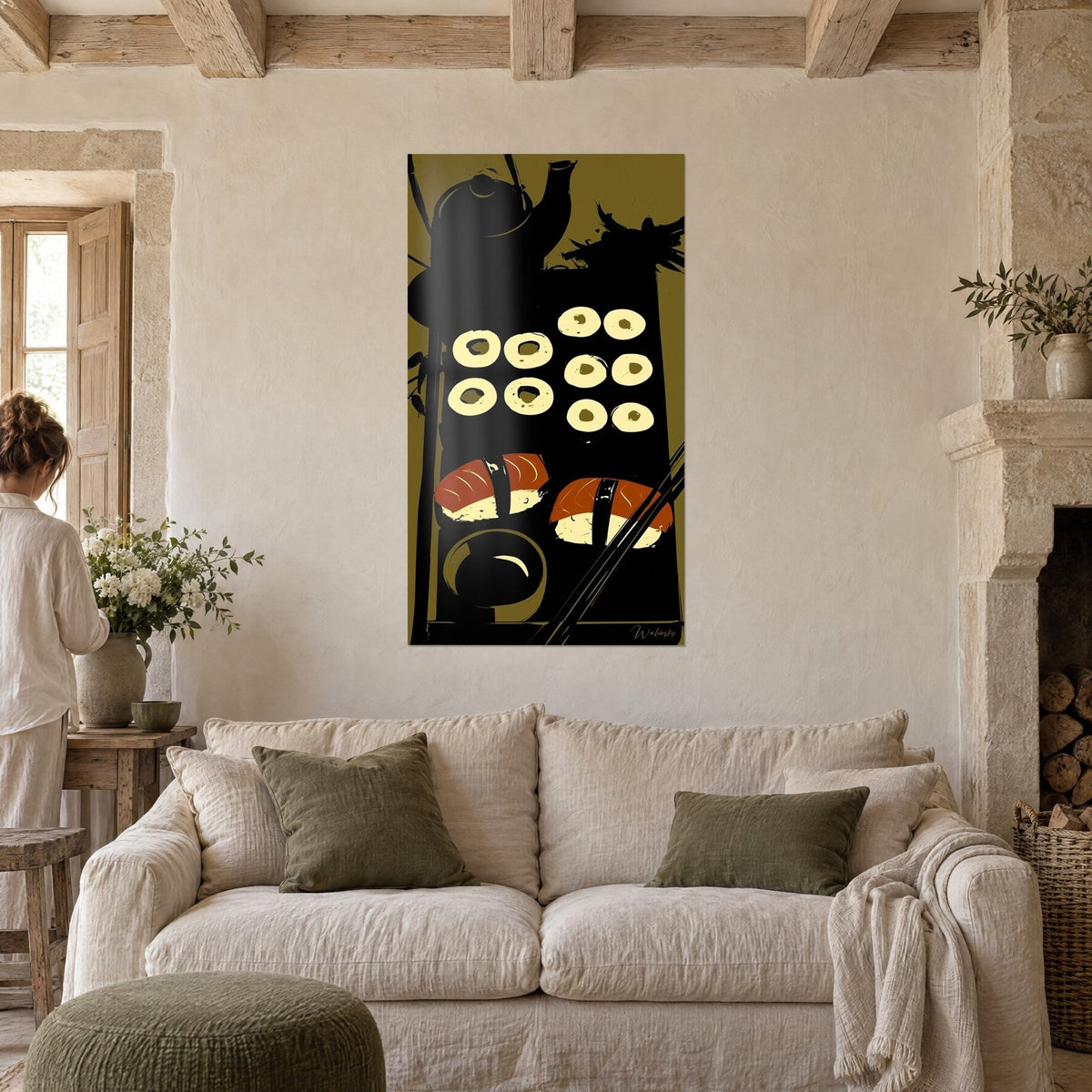 Schilderij oranje zalm-nigiri op een zwart dienblad en okerkleurige achtergrond, theepot in silhouet, boven een bank in een lichte woonkamer