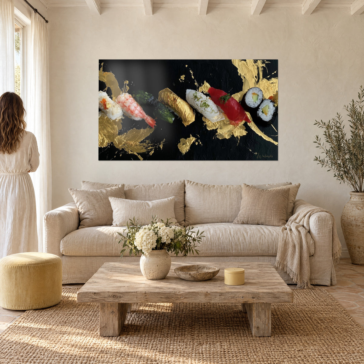Tableau nigiri alignés sur fond noir, éclats d'or et crevette rose, mas provençal, au-dessus d'un canapé dans un salon lumineux