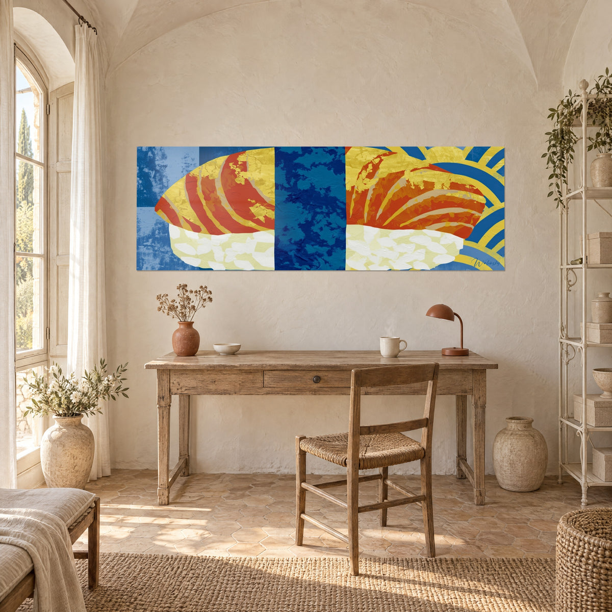 Quadro sushi stilizzato, salmone arancio dorato e riso bianco sporco su campiture blu notte, scrivania in legno chiaro vicino a una finestra