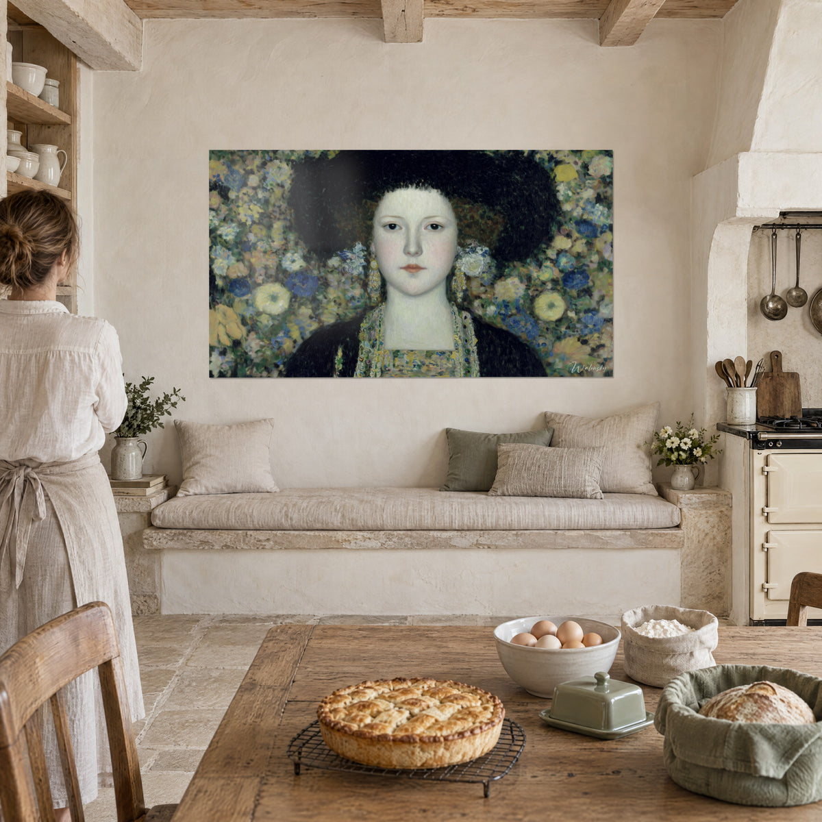 Πίνακας μούσα με ρόδινα μάγουλα, floral μωσαϊκό μπλε ρουά και ώχρας, σε τοίχο κουζίνας από πέτρα αγροτικού στιλ