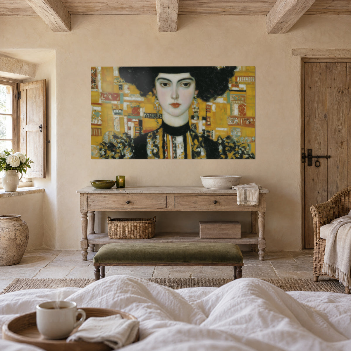 Gemälde einer Muse mit ebenholzschwarzem Haar, schwarzer Kragen und ockerfarbene Verzierungen, Grünspan, Rot auf goldenem Grund, über einem Bett in einem hellen Schlafzimmer