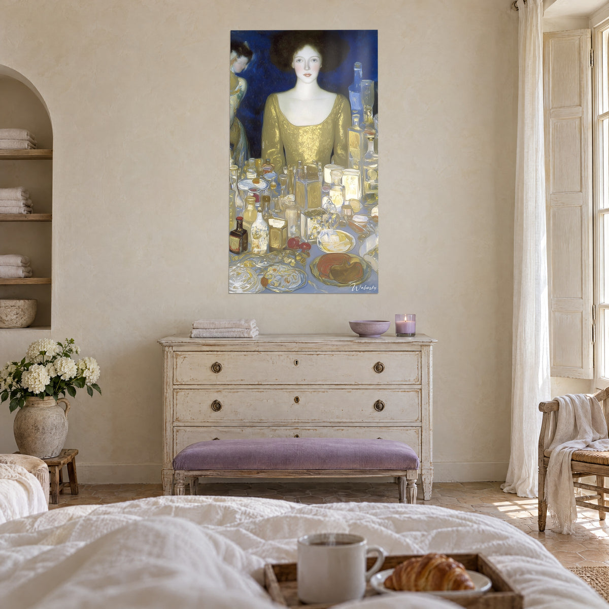Gemälde elegante Dame mit rosigen Wangen, goldene Ärmel, Kristallflaschen auf einer lavendelfarbenen Tischdecke, über einem Bett in einem hellen Schlafzimmer