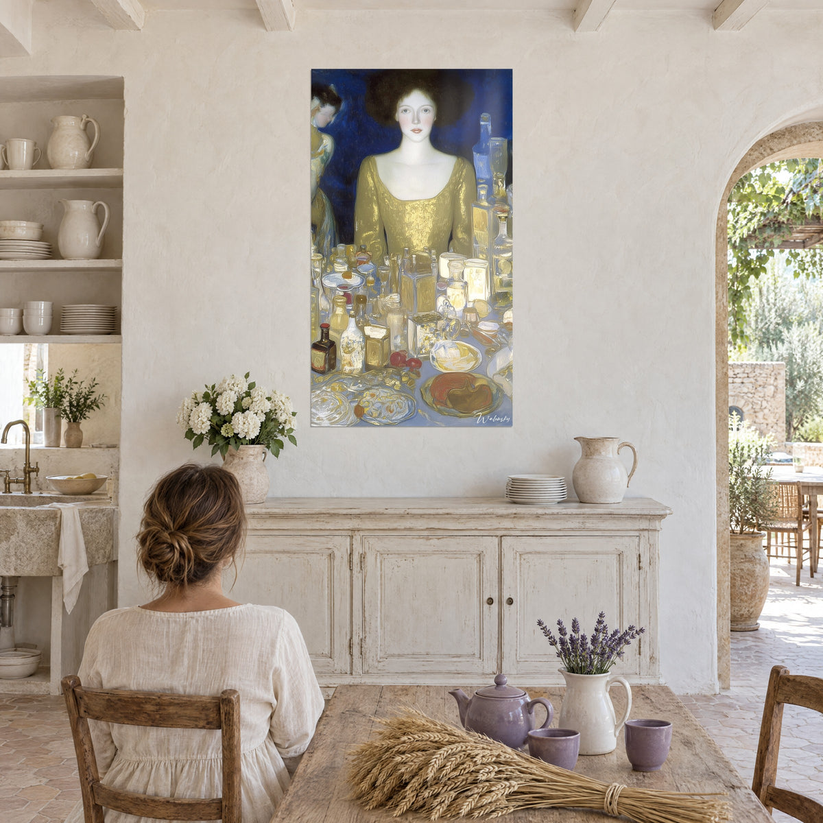 Gemälde Dame mit porzellanfarbenem Teint, bernsteinfarbene Korbflaschen und rote Früchte, indigoblauer Hintergrund, gegenüber einem Holztisch in einem Landhaus