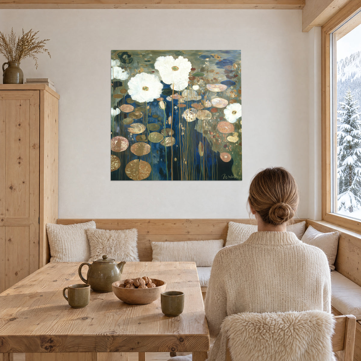 Quadro di stagno con ninfee color crema, steli dorati in lunghe colature, blu notte, donna di spalle seduta a un tavolo di legno