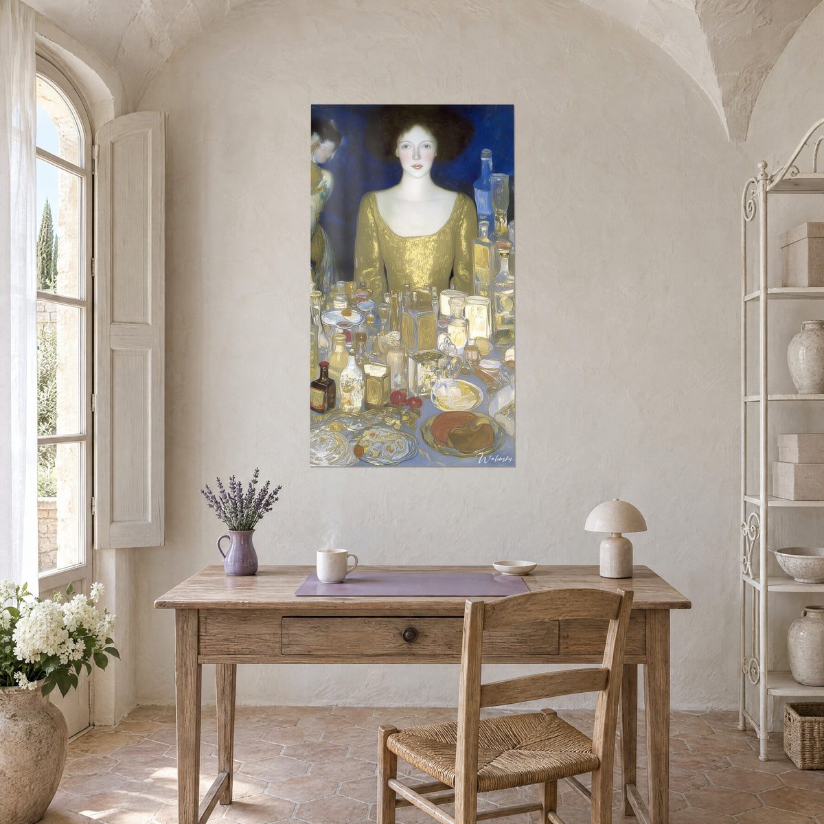 Gemälde symbolistische Muse mit goldenem Dekolleté, elfenbeinfarbene Flakons und safrangelber Teller vor kobaltblauem Hintergrund, über einem Eichenschreibtisch