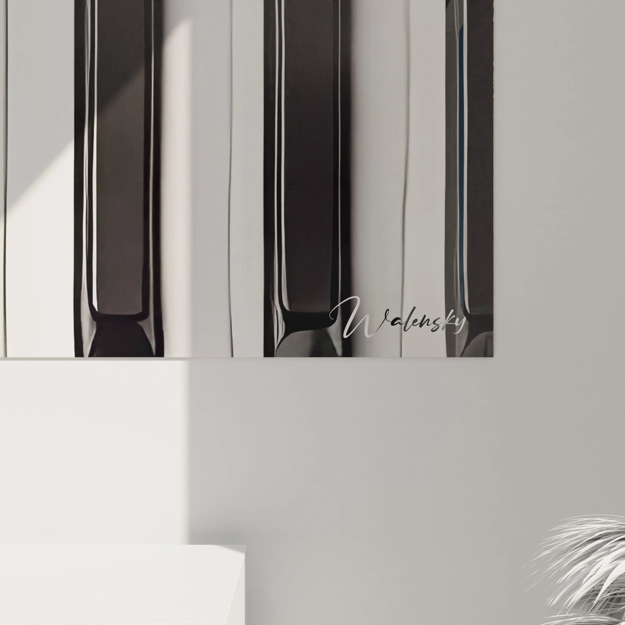 "Détail du tableau piano minimaliste. Gros plan sur les touches noires et blanches, mettant en valeur la texture et les reflets photographiques."