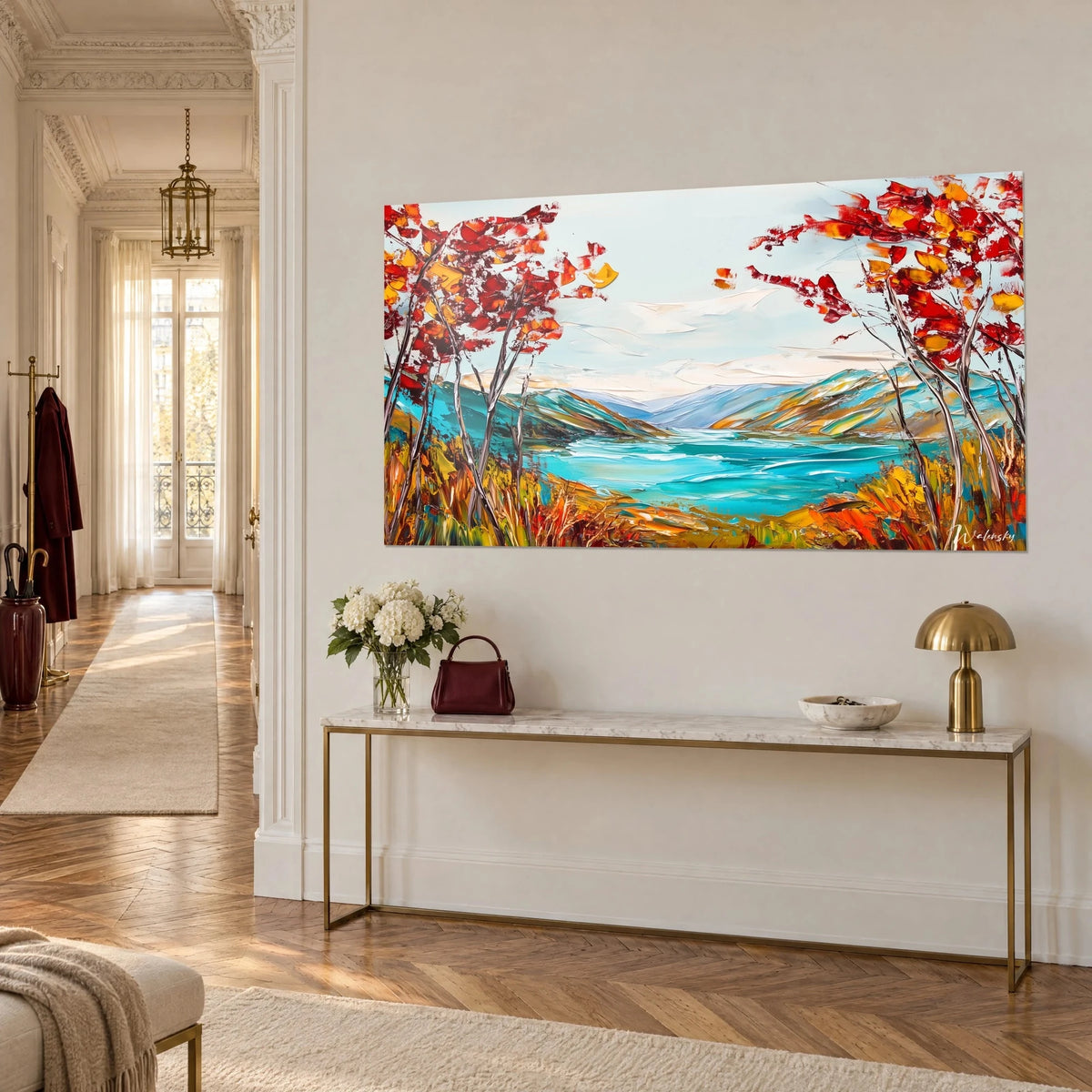 Cuadro paisaje de montaña pintado con espátula, agua turquesa, follaje rojo y naranja, consola dorada, apartamento haussmanniano