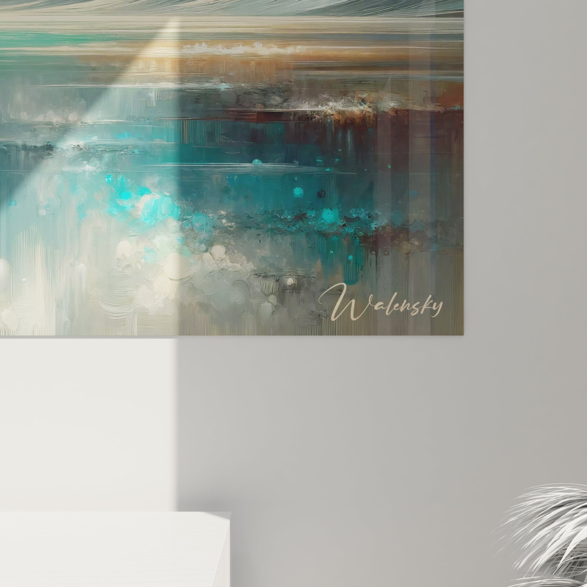 Un tableau abstrait de plage au crépuscule entre deux récifs. Utilise une palette de bleu-vert, ocre doré, gris perle et turquoise. La texture présente des formations latérales courbes qui s'élèvent de part et d'autre, encadrant une ouverture centrale où ciel et eau se rencontrent et se reflètent mutuellement, avec des effets lumineux qui créent des points brillants sur la surface aquatique.

